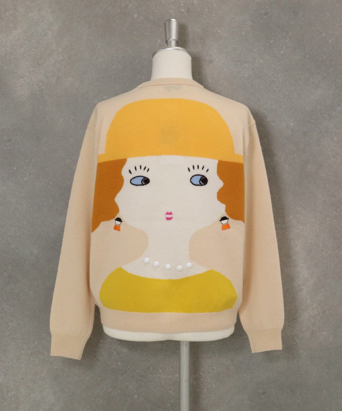 ウール100％バックイラストカーディガン後ろ（ベージュ）