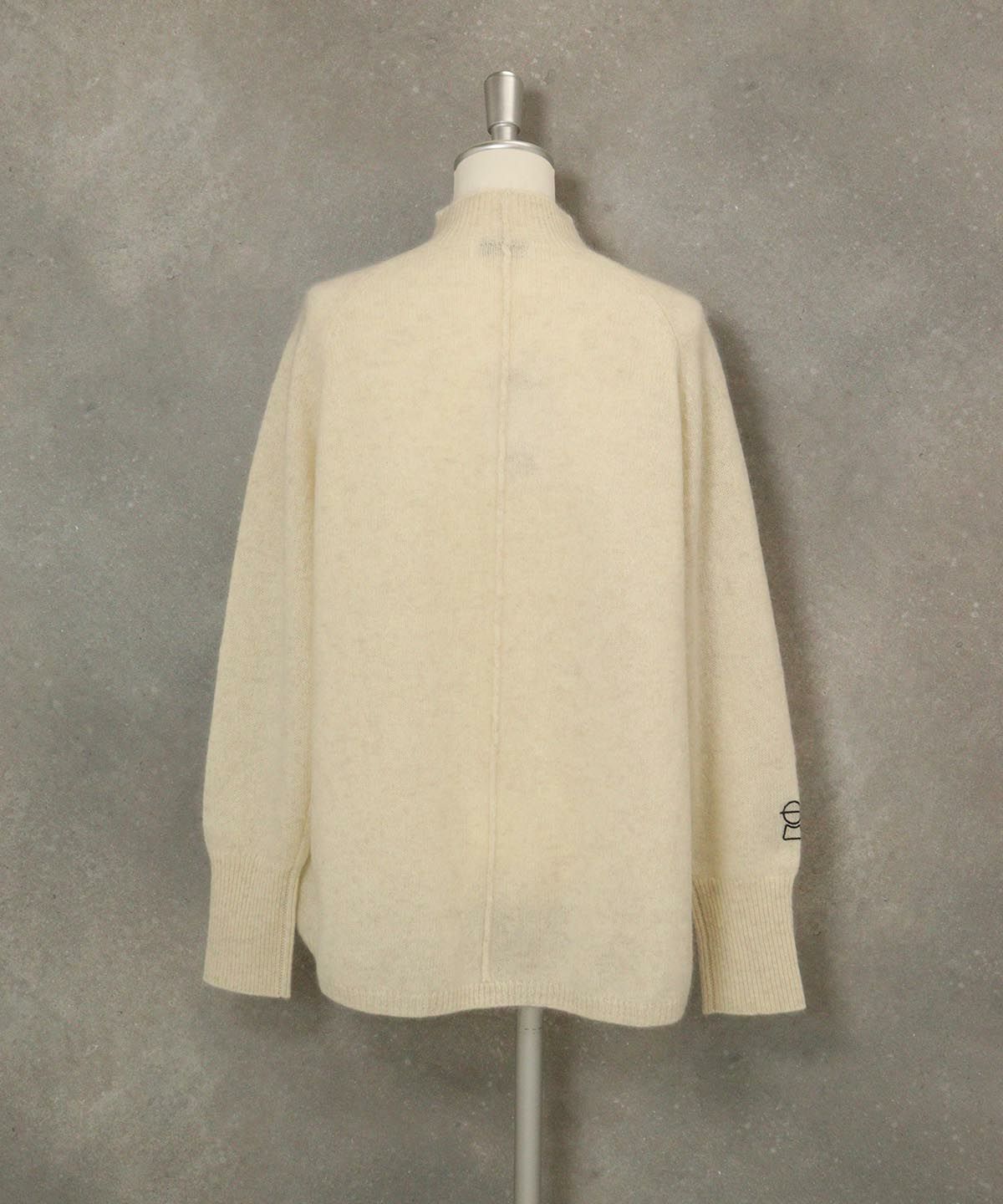 ヤク100％ハイネックニット後（ホワイト）