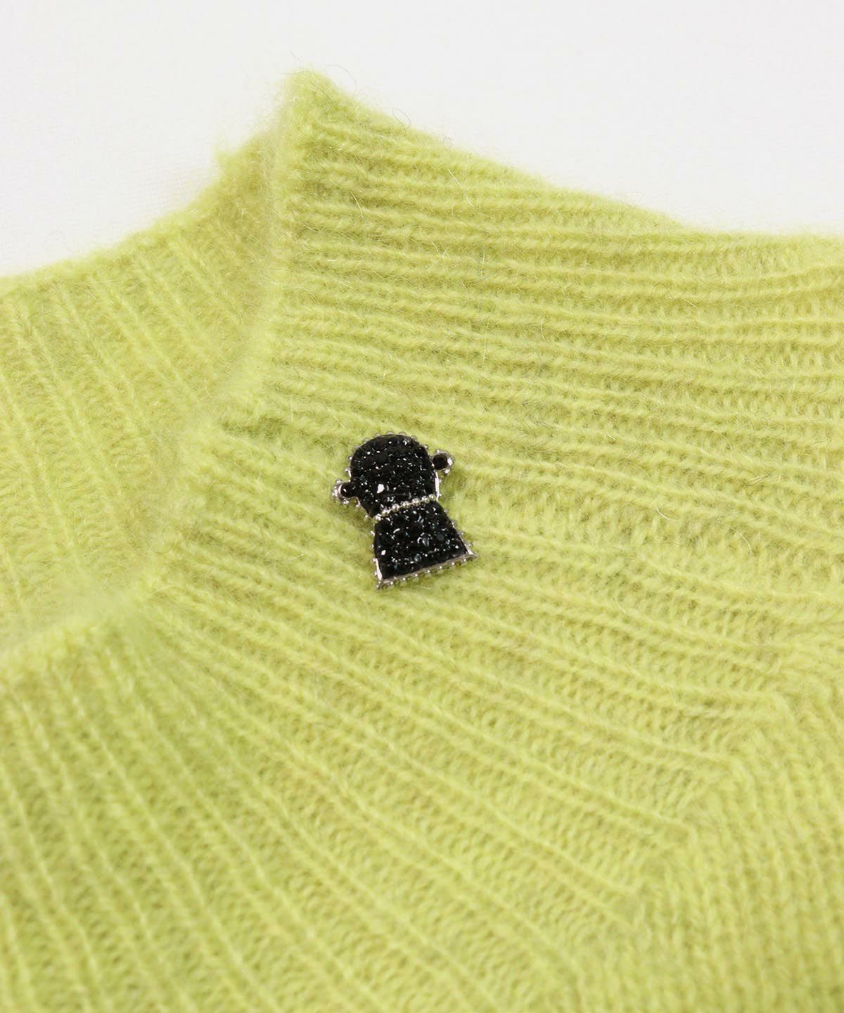 首元ピコチャーム部分（イエロー）