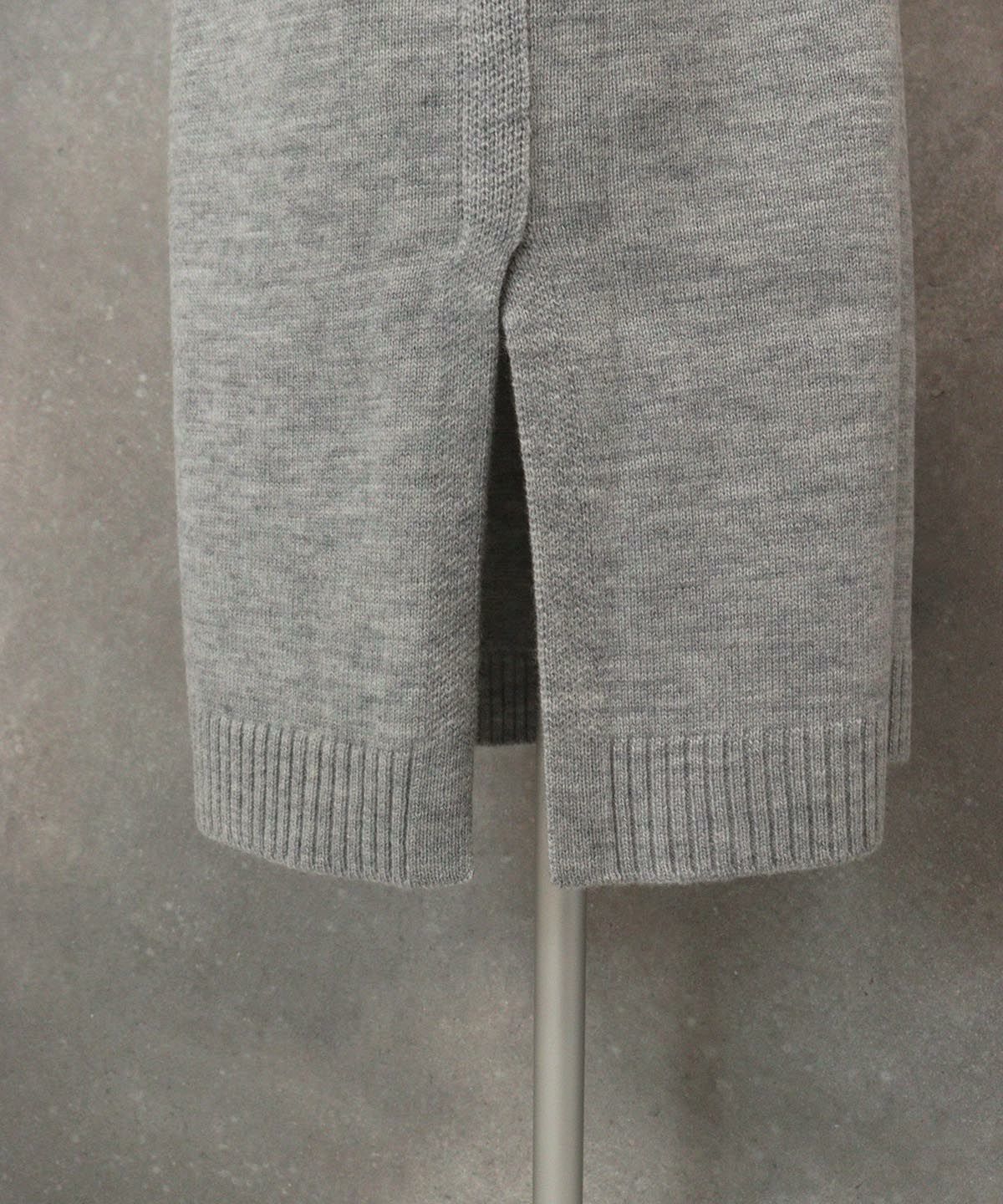 裾スリット部分（ライトグレー）