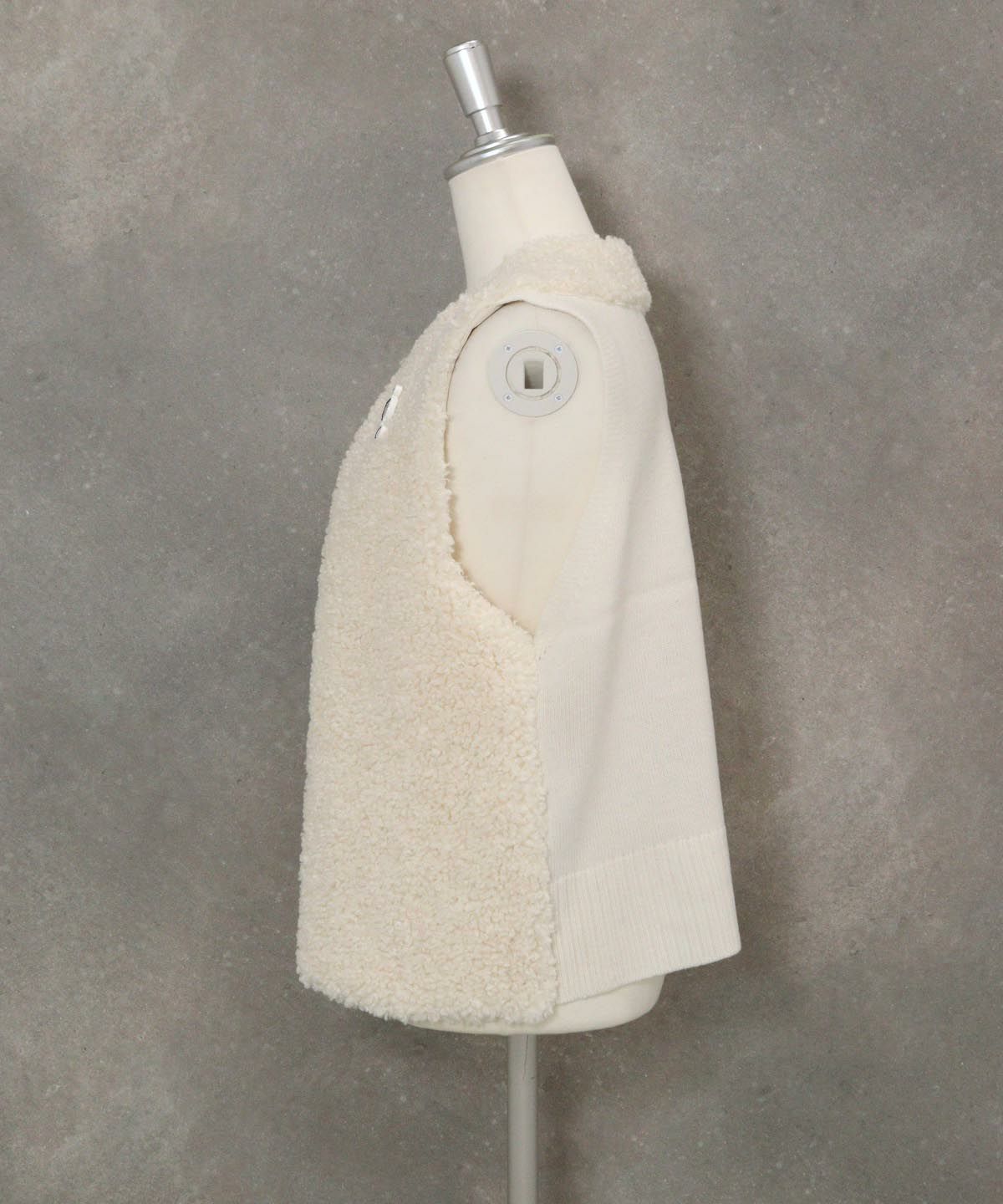 ボア×ニット切替ベスト横（ホワイト）