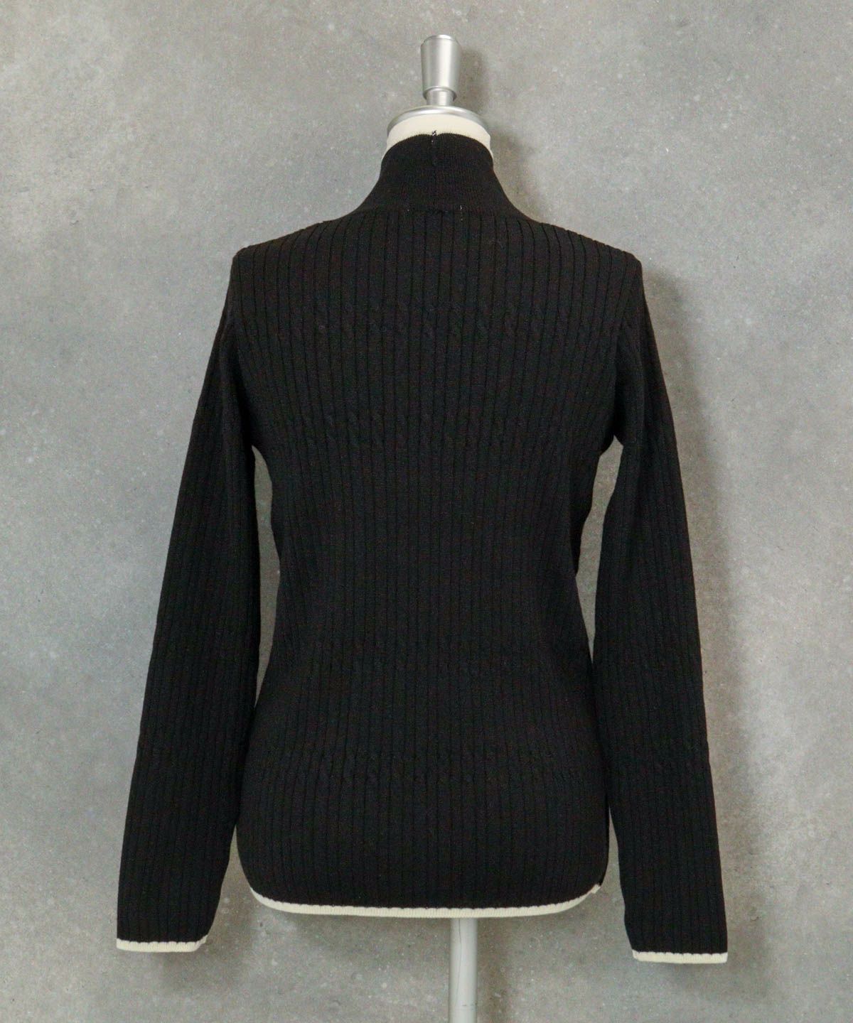 リブケーブルハイネックニット後（ブラック）