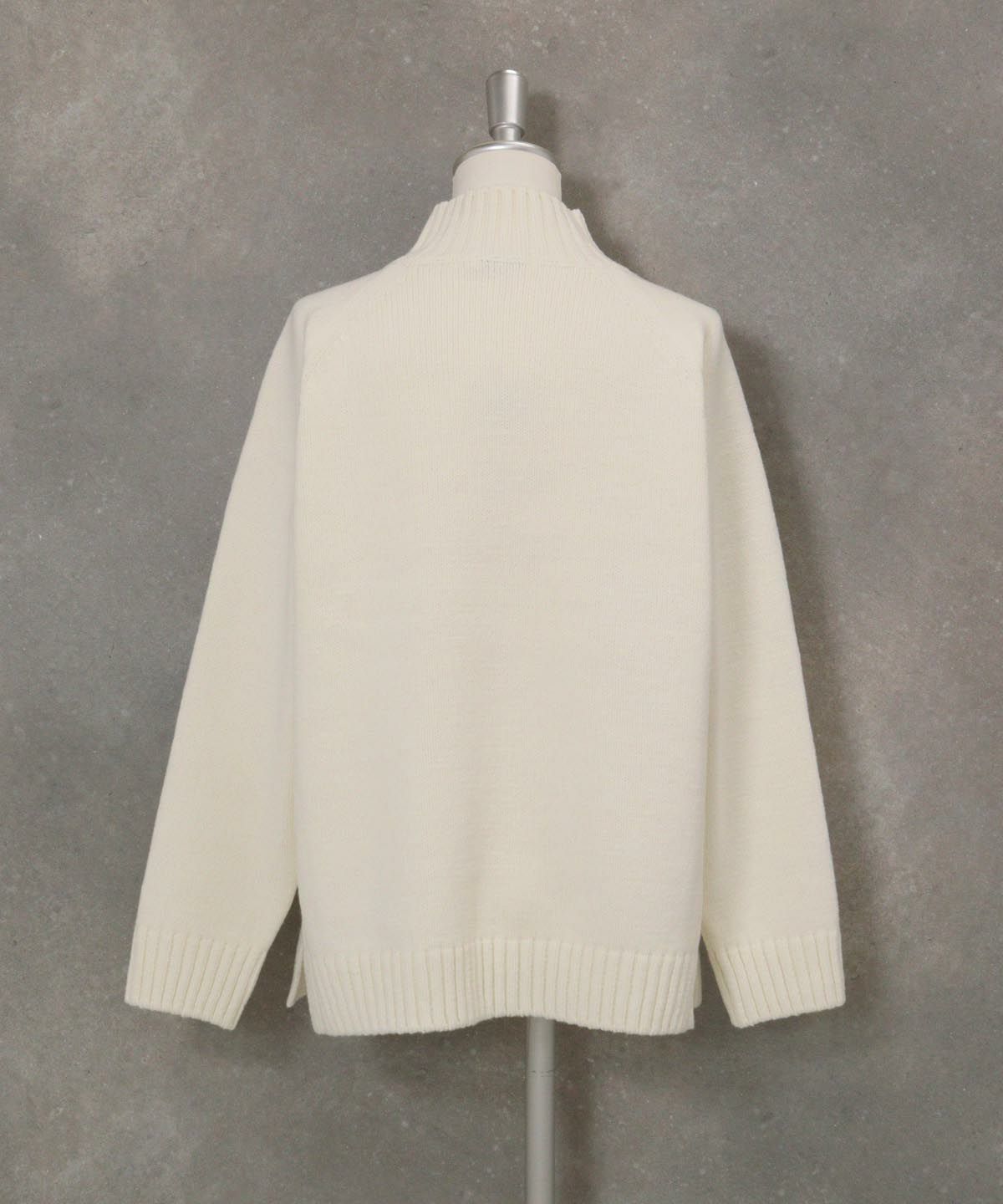ウール混パイル風ポケットニット後ろ（ホワイト）