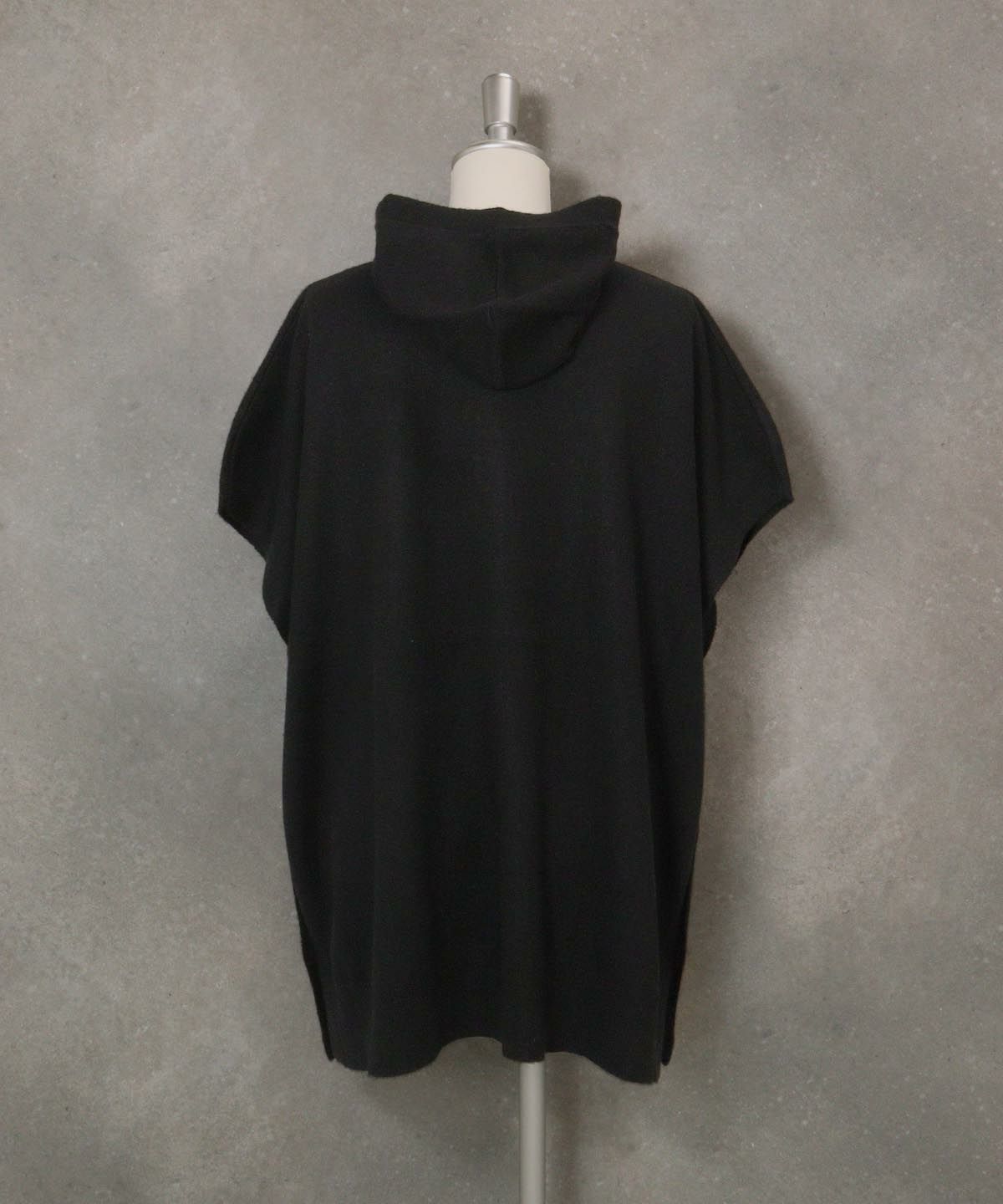 カシミヤ100％ポンチョ風ベスト後（ブラック）