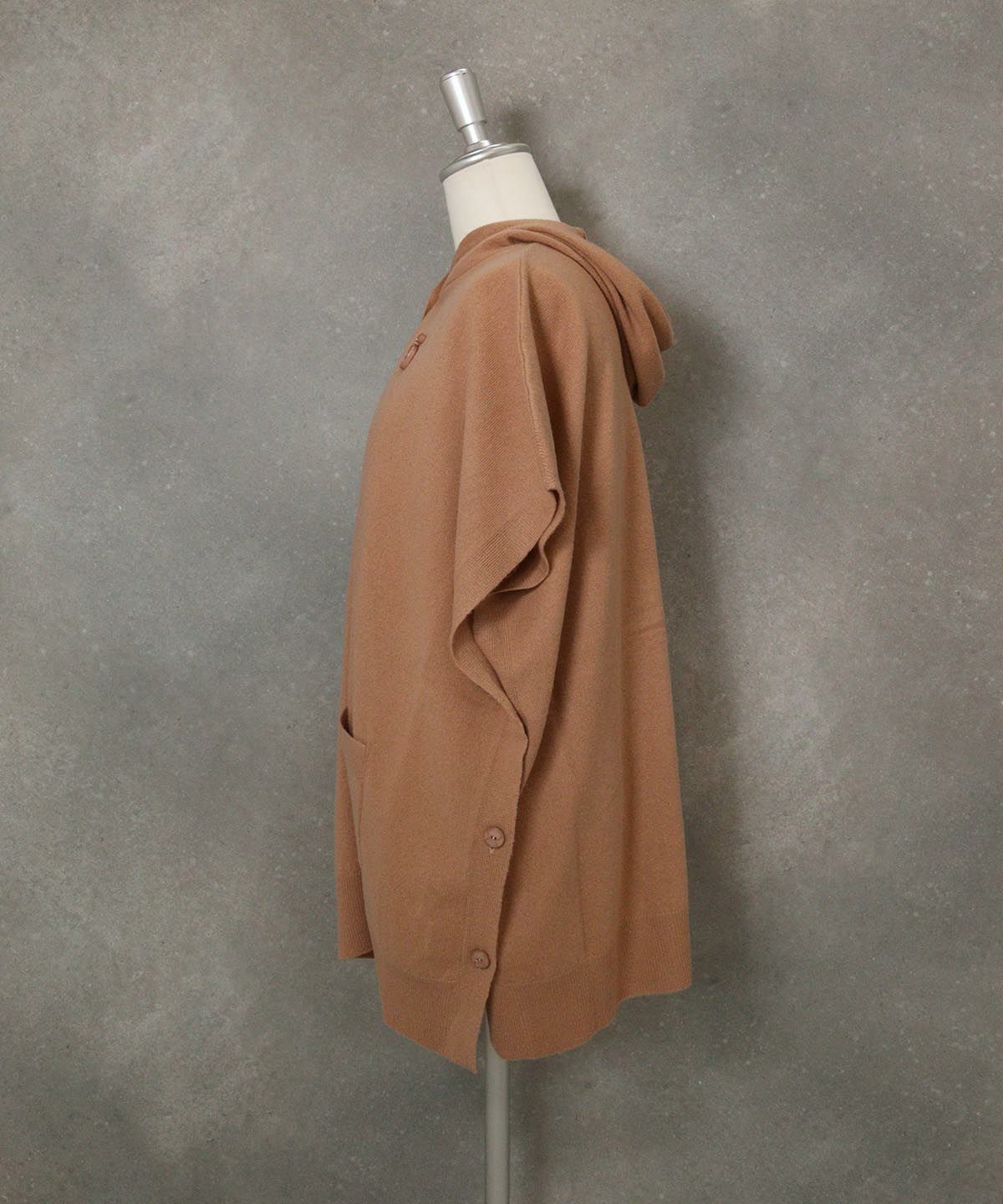 カシミヤ100％ポンチョ風ベスト横（キャメル）