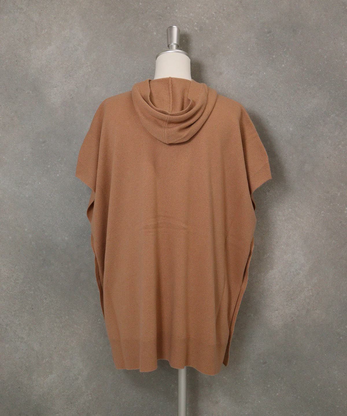 カシミヤ100％ポンチョ風ベスト後（キャメル）