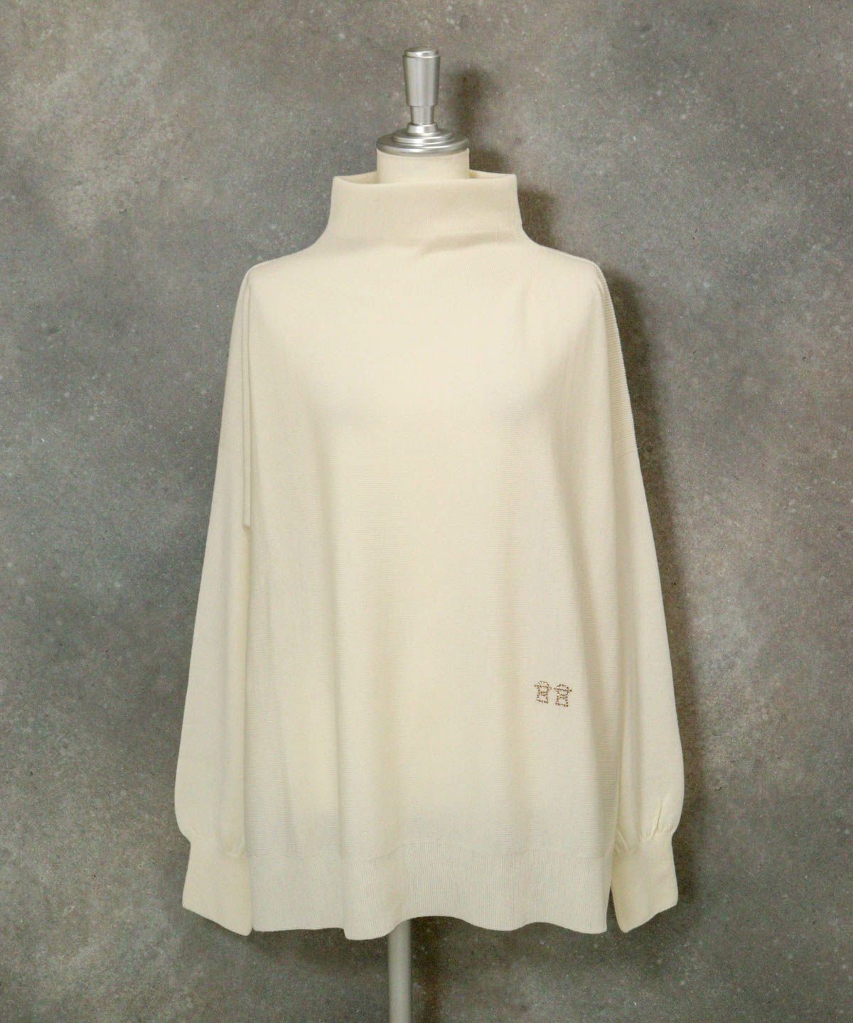 ウール100％ポイントストーンニット（ホワイト)