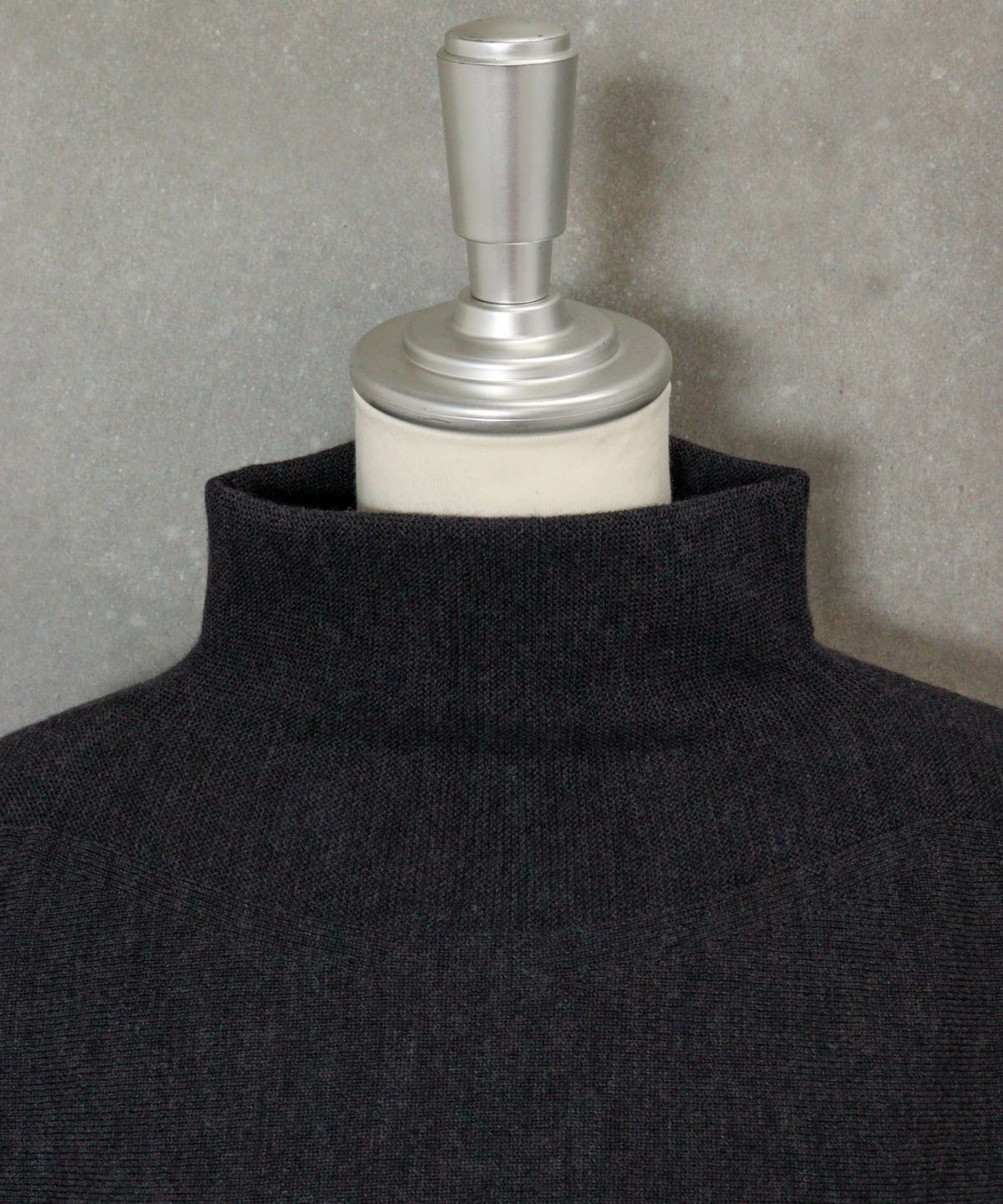 首元部分（グレー）