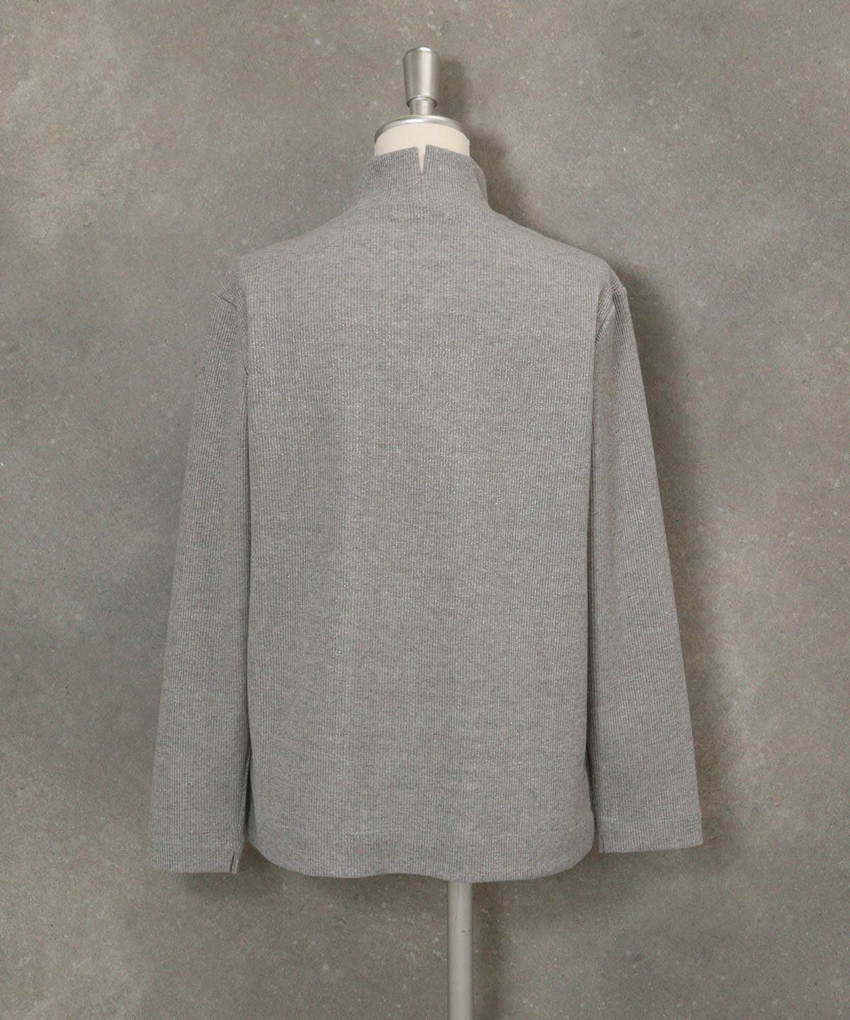 ラメリブハイネックニット後ろ（キャメル）