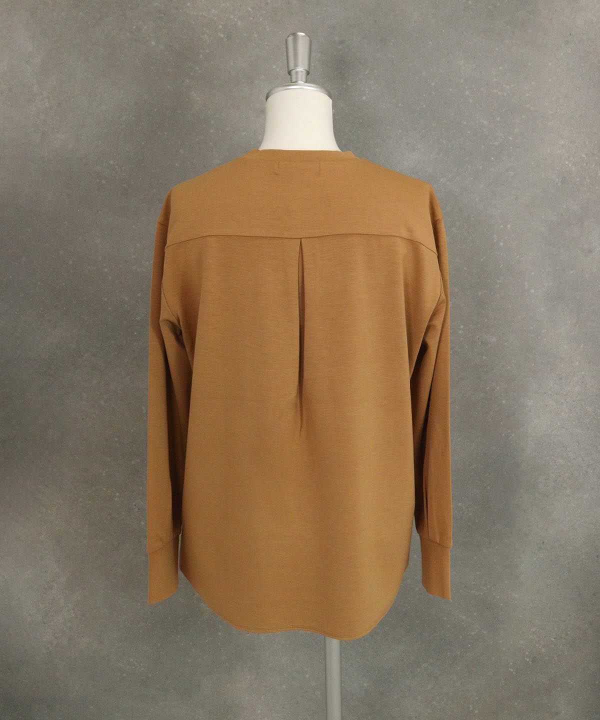 UV冷感ポンチプルオーバー後ろ(キャメル）