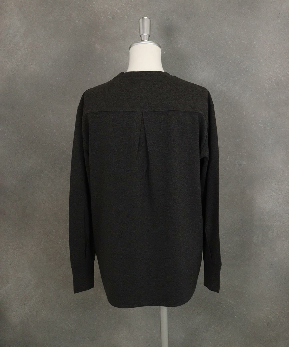 UV冷感ポンチプルオーバー後ろ(グレー）