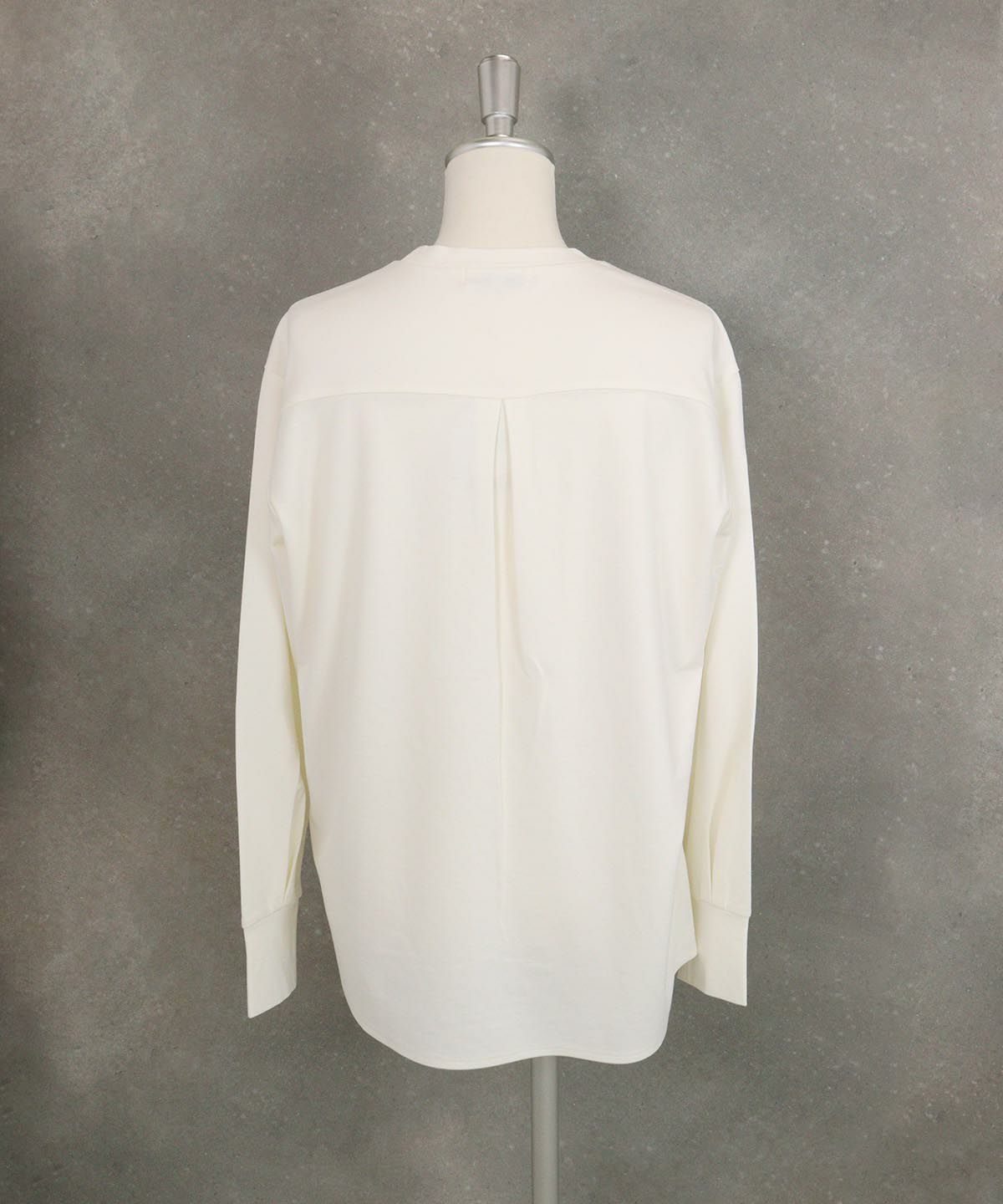 UV冷感ポンチプルオーバー後ろ(ホワイト）