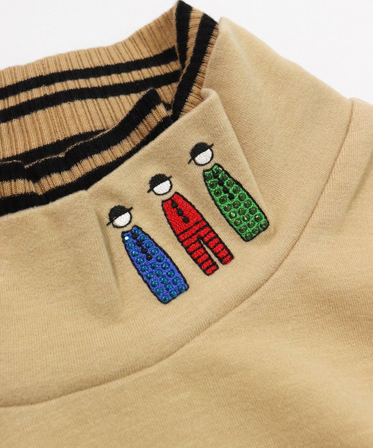 首元デザイン部分（ベージュ）