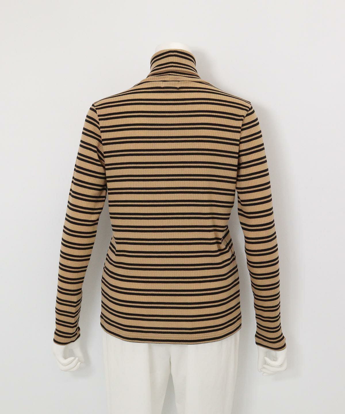 フライスボーダーハイネックプルオーバー後（ベージュ）