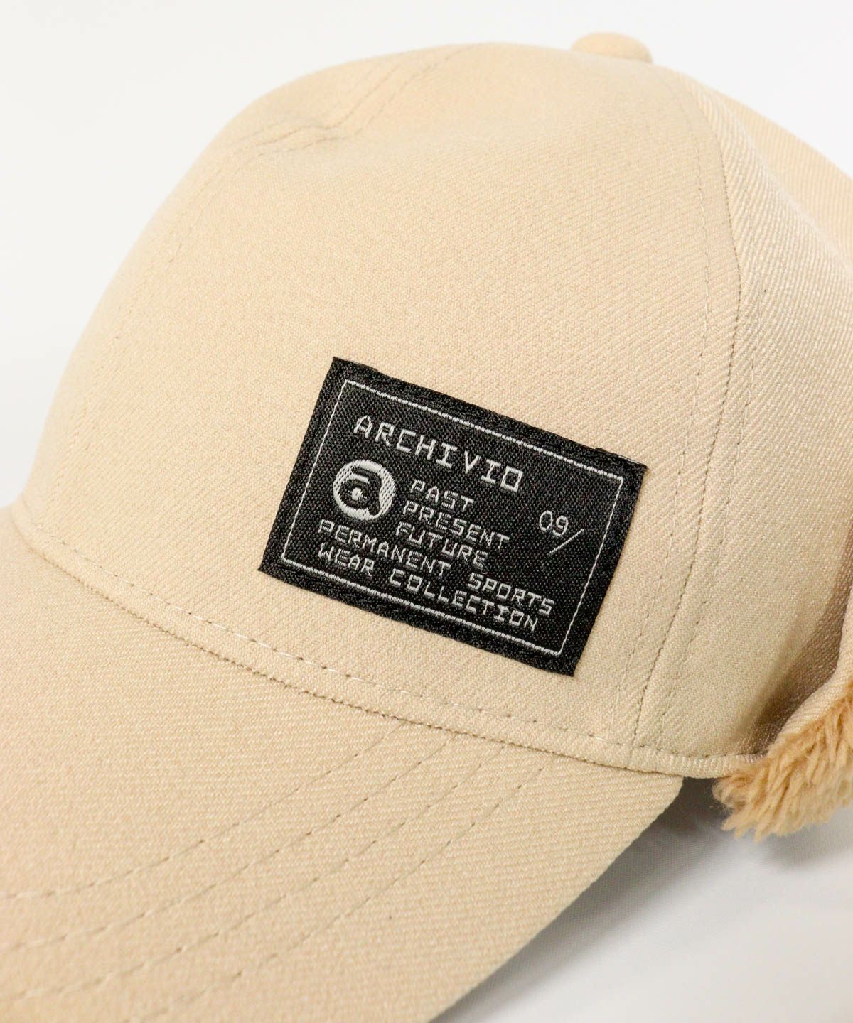 ロゴタグ部分(ベージュ)