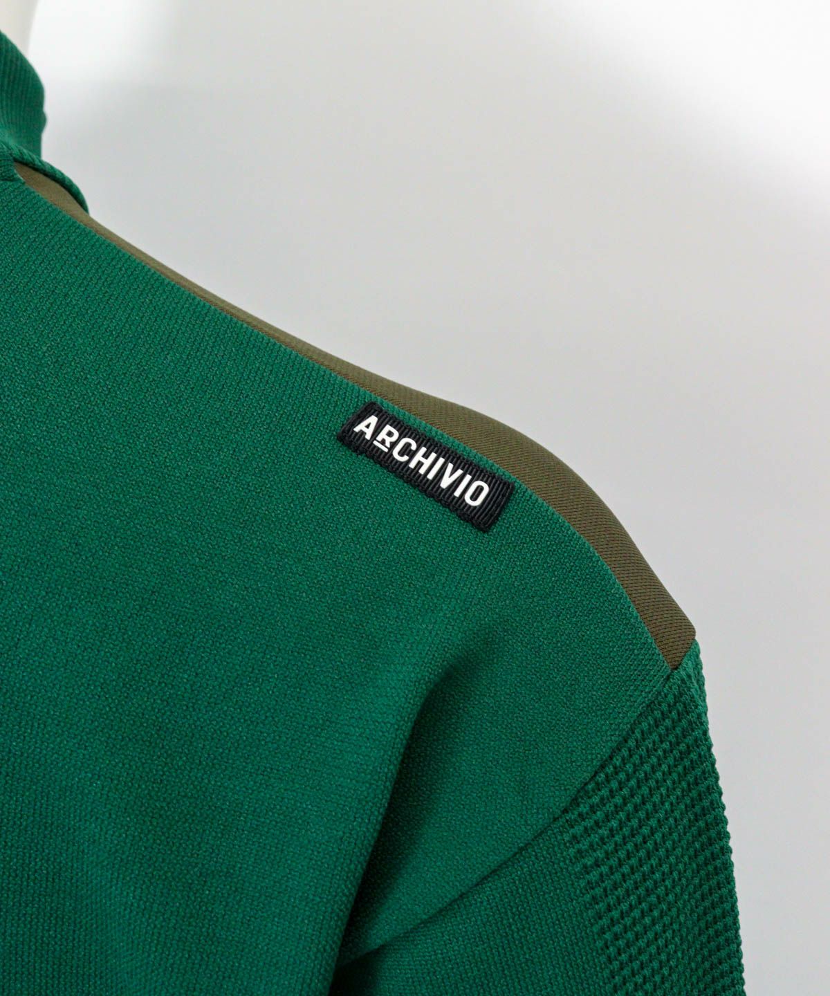 肩ロゴタグ部分（グリーン）