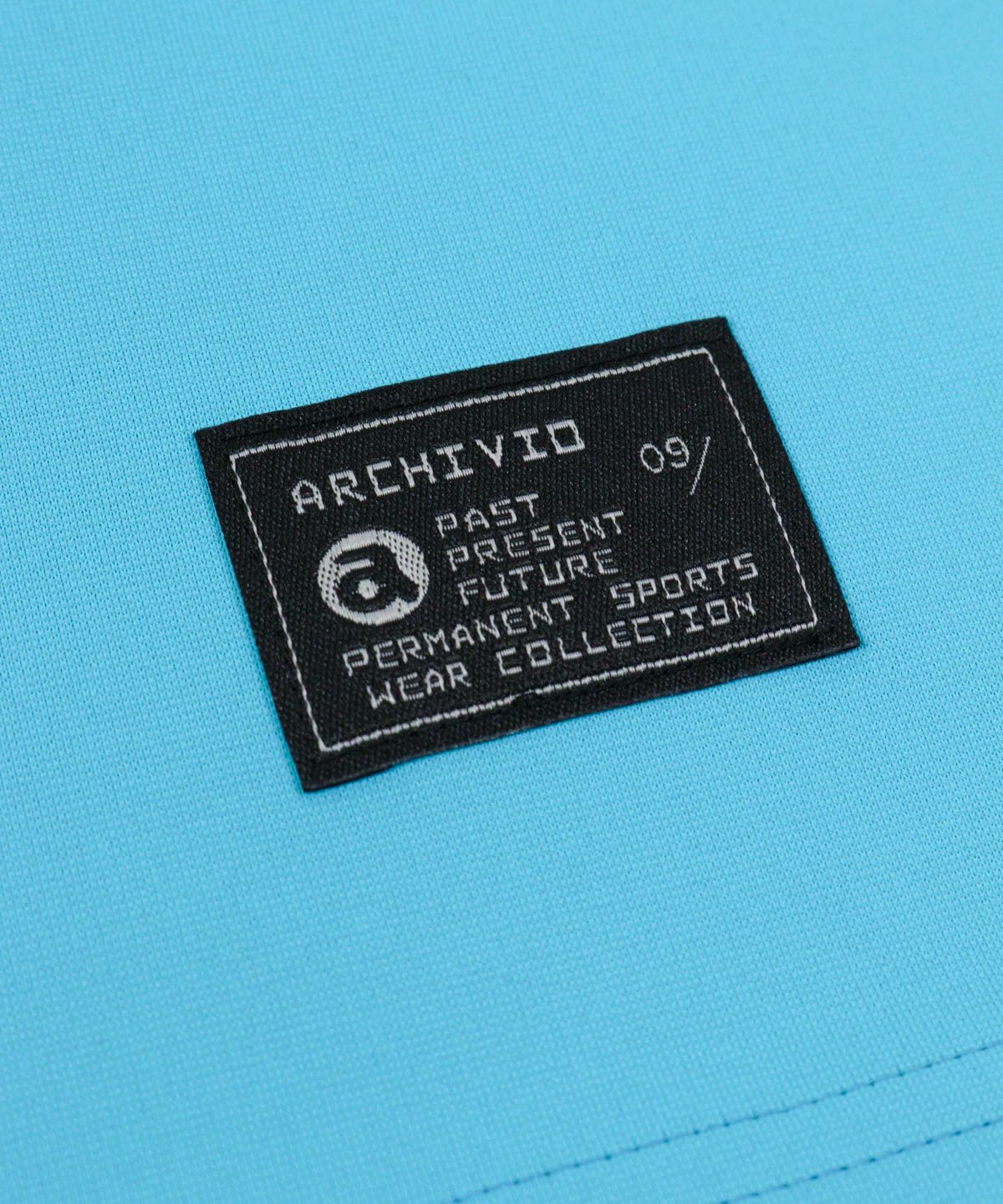 ロゴタグ部分（ブルー）