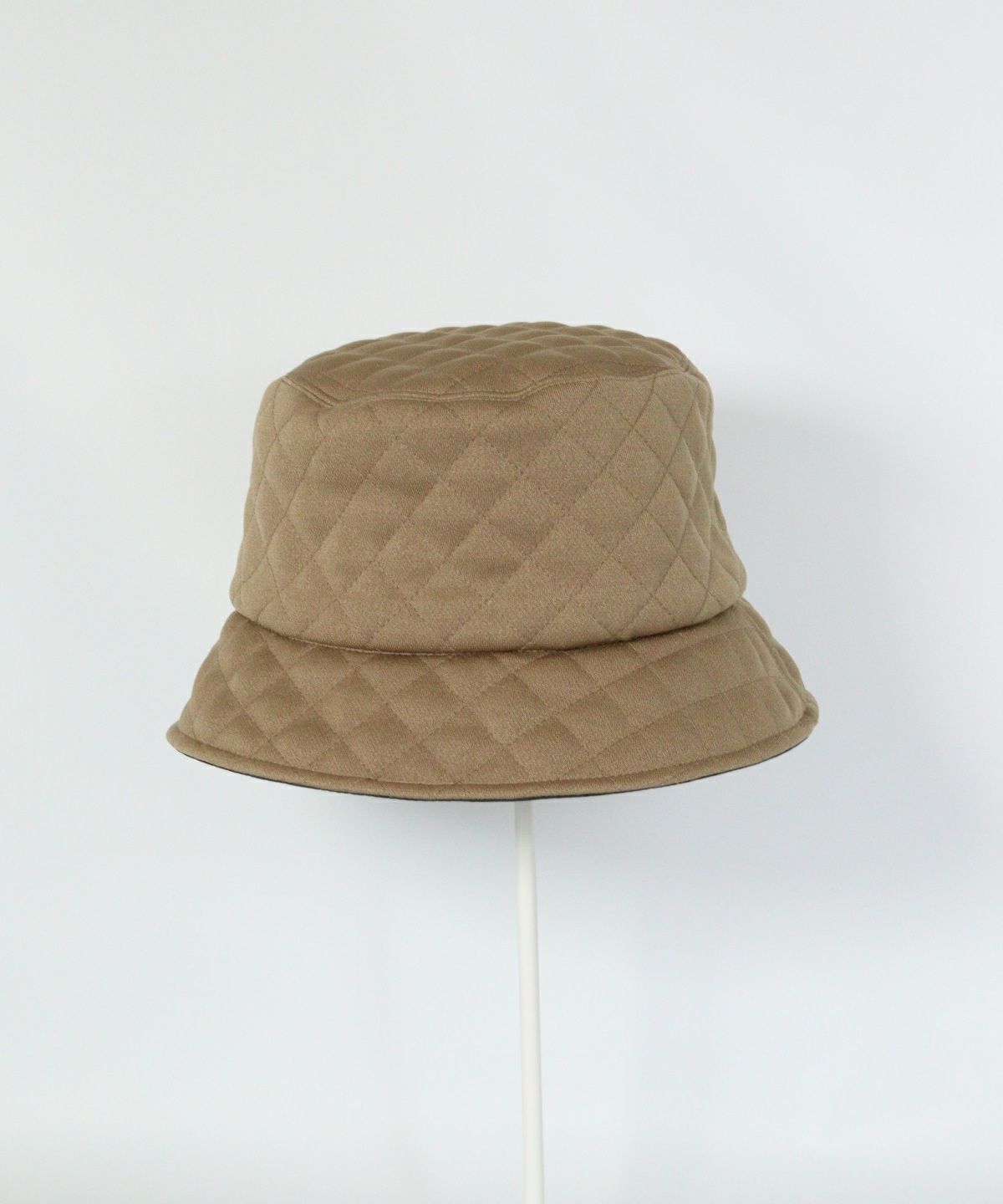リバーシブルキルトハット後ろ（ベージュ）