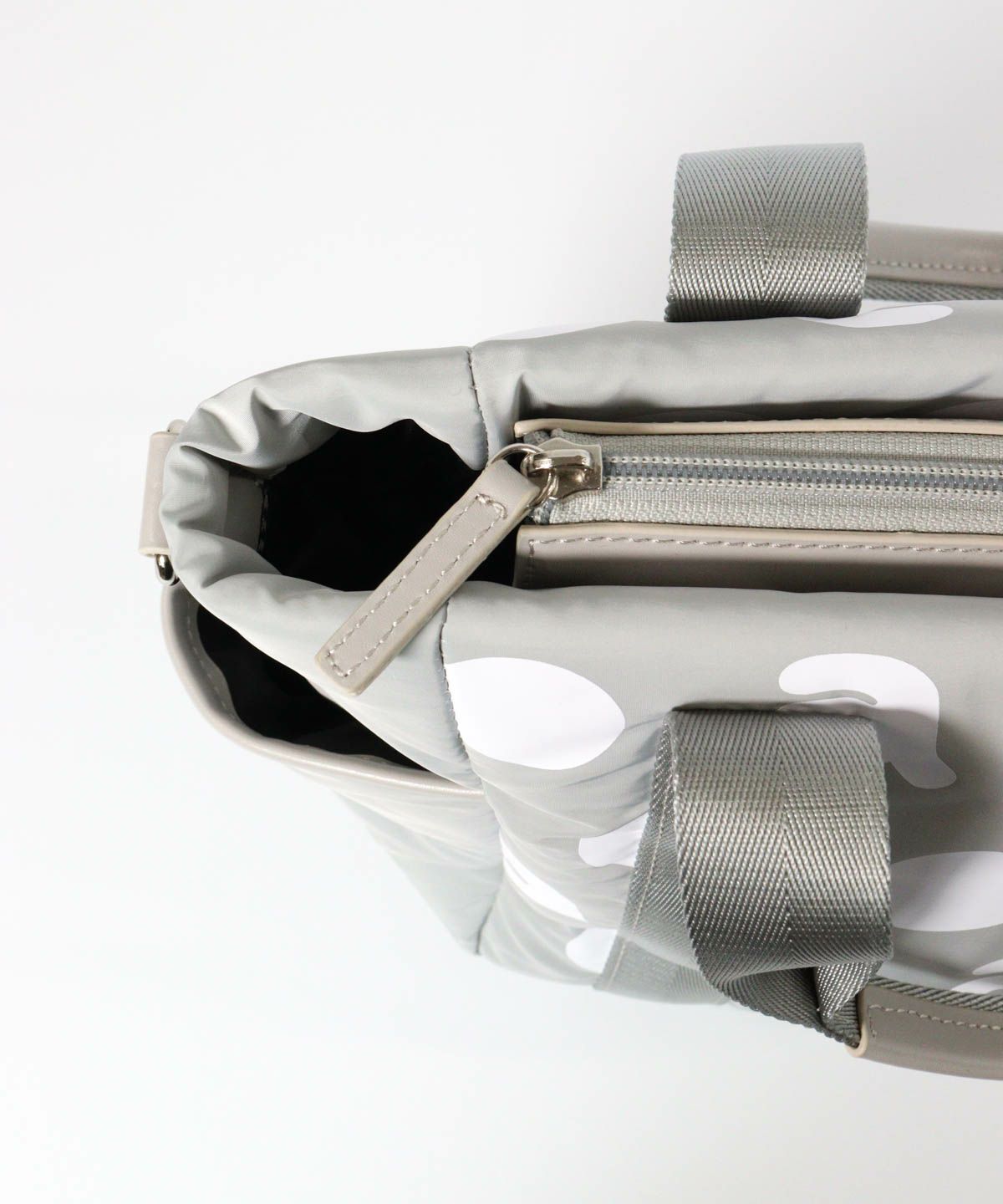 ファスナー部分（ライトグレー）