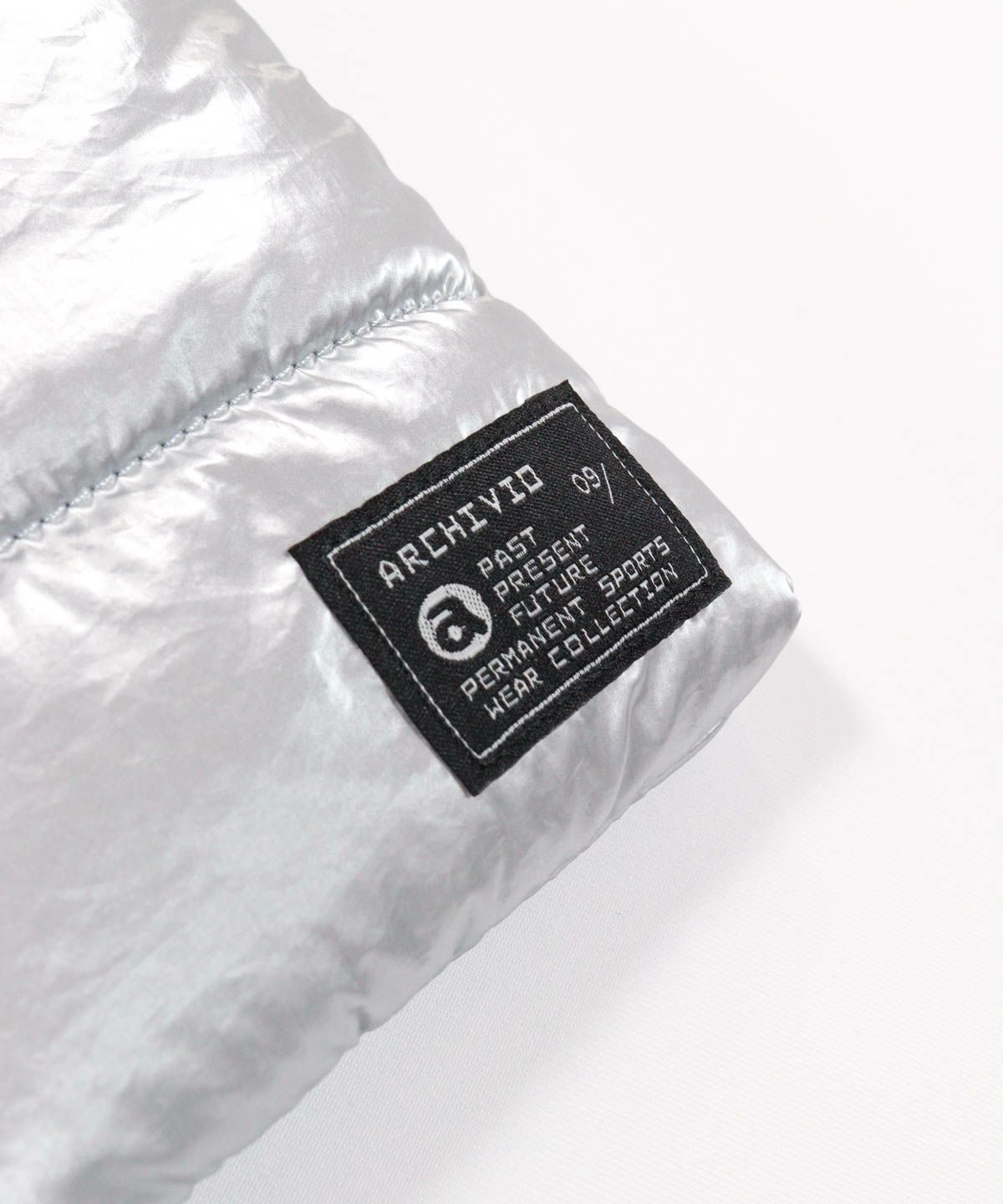 ロゴタグ部分（ライトグレー）