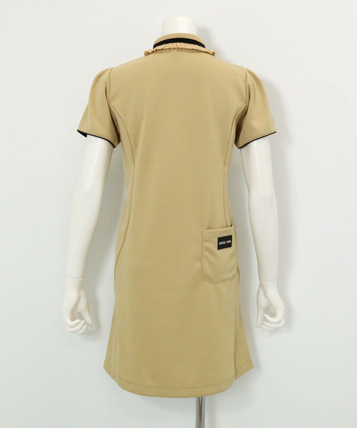  リブフリル襟ジップワンピース後（ベージュ）