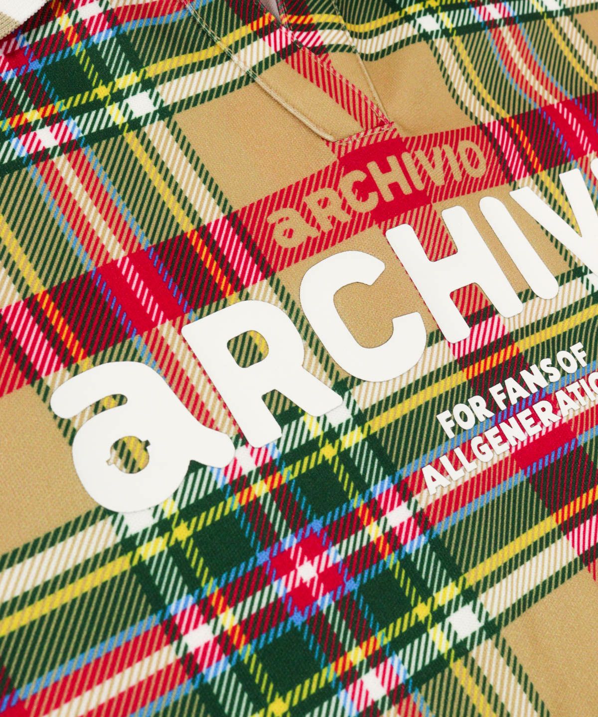 胸元ロゴデザイン部分（ベージュ）