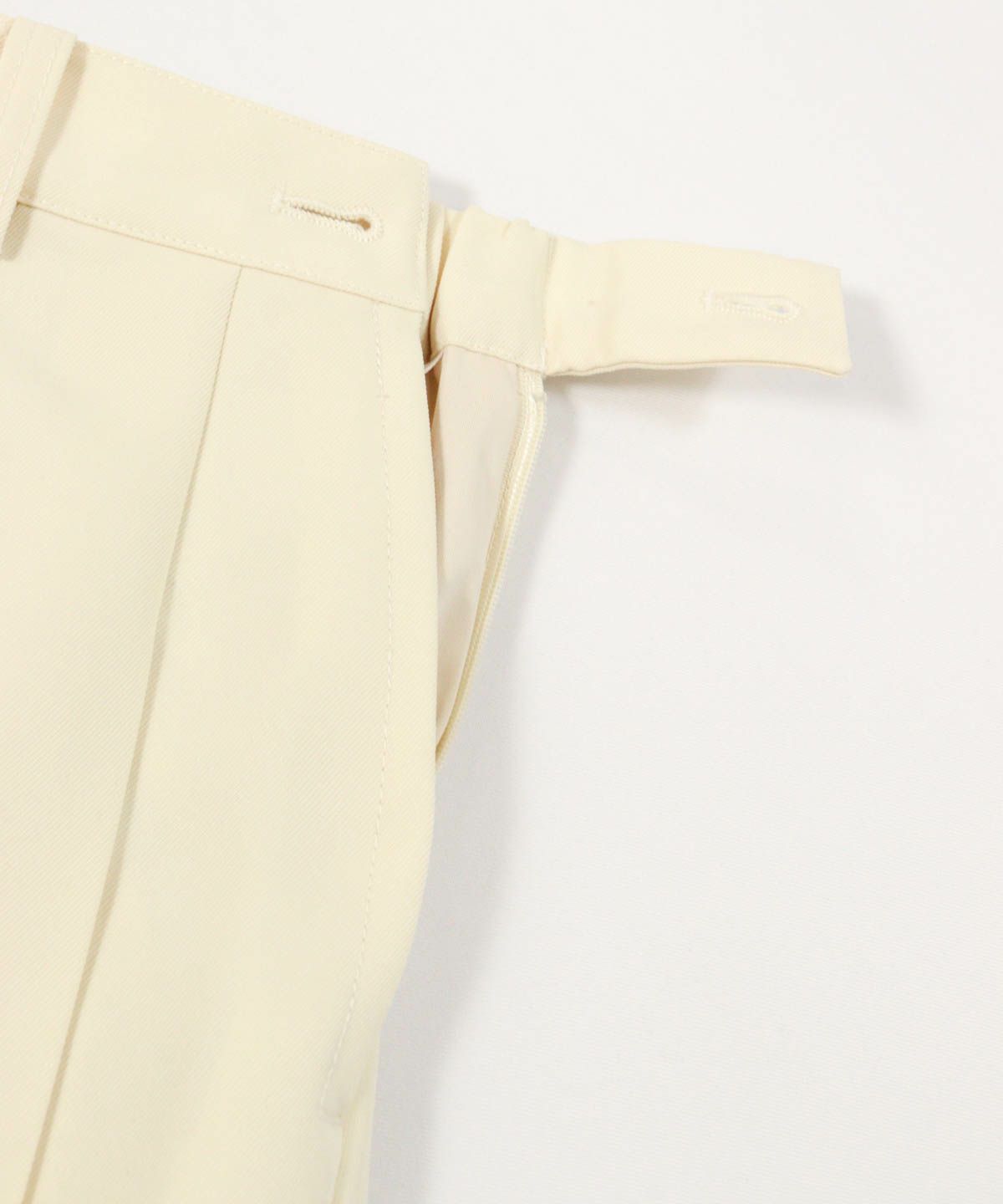 ウエストボタン部分（ベージュ）