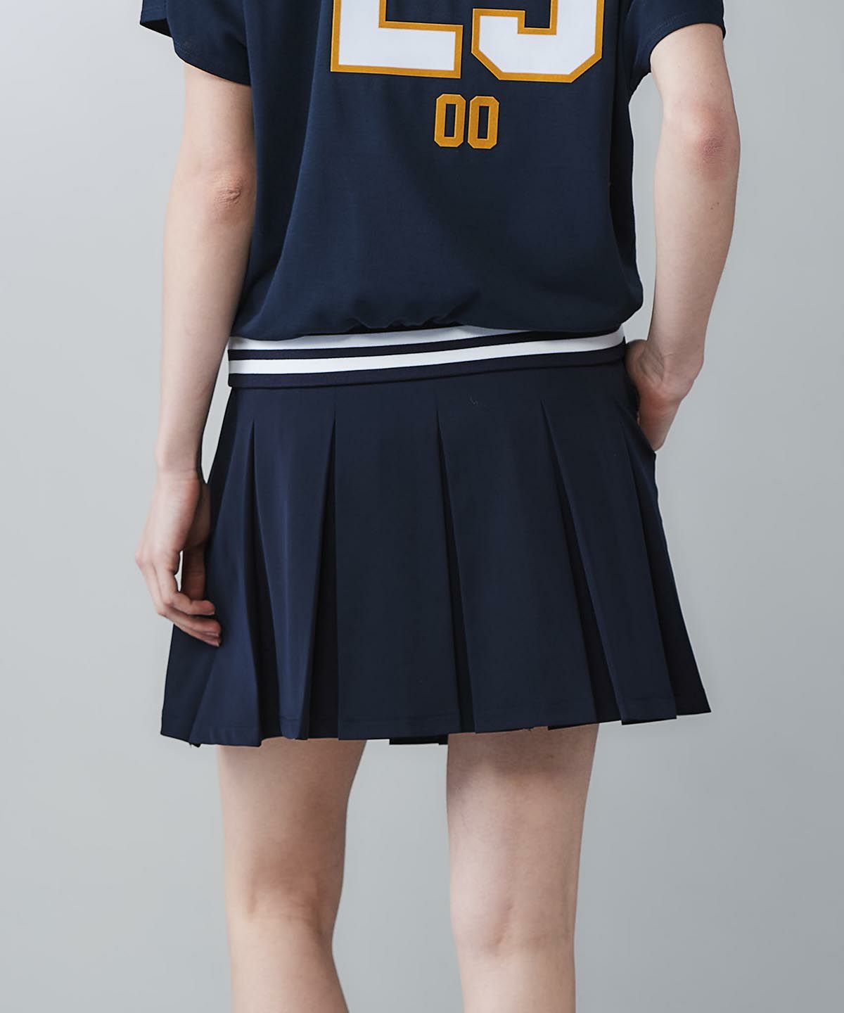 モデル着用画像（ネイビー）