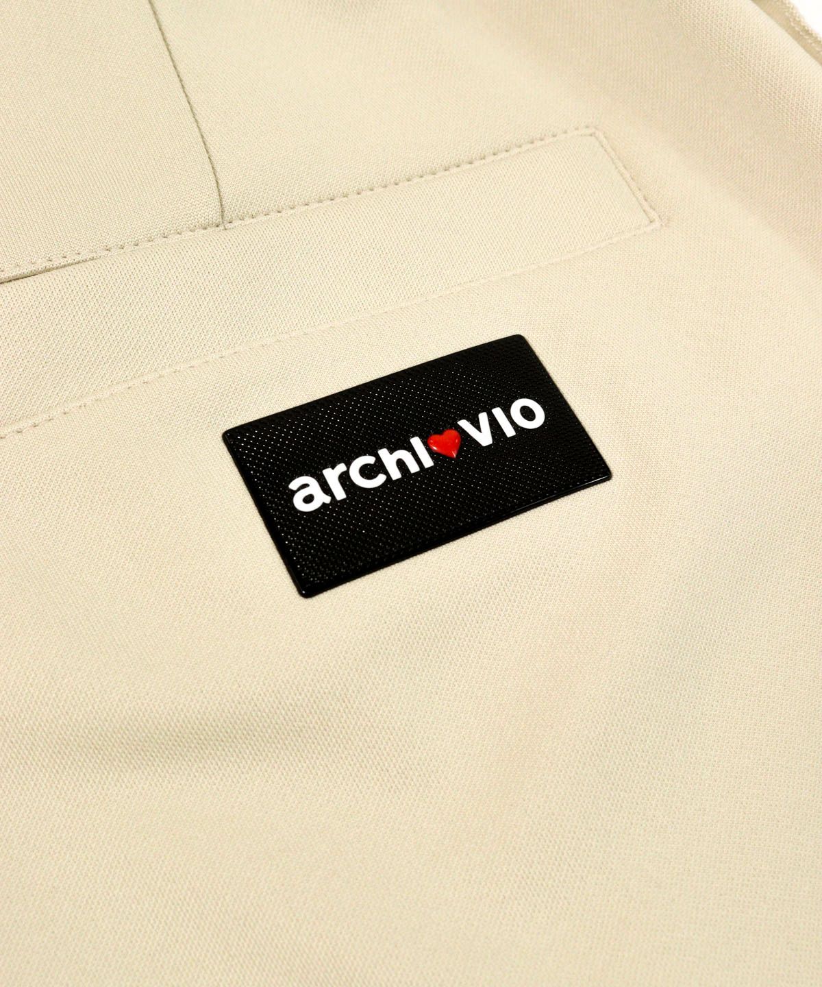 ロゴタグ部分（ベージュ）