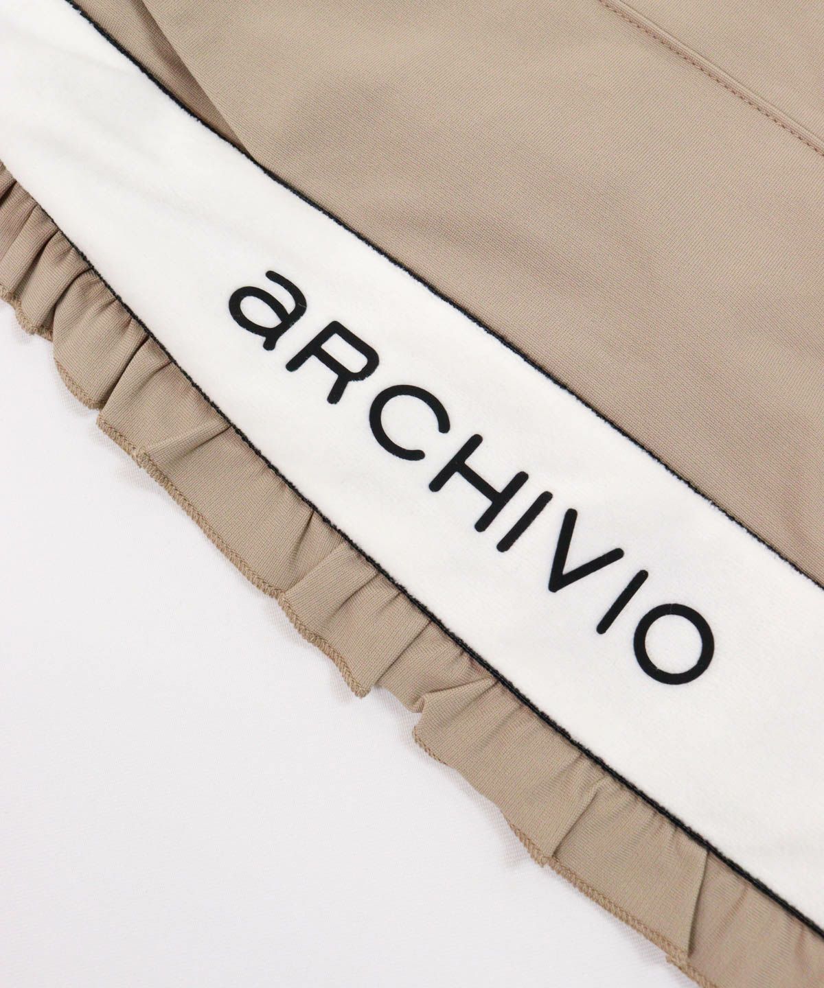 ロゴデザイン部分（ベージュ）