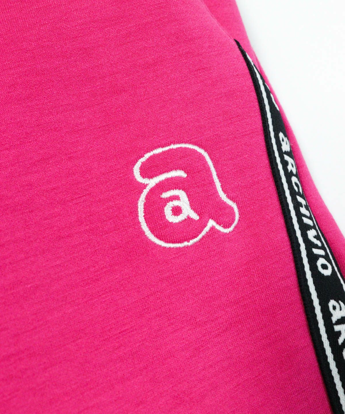 ロゴデザイン部分（ピンク）