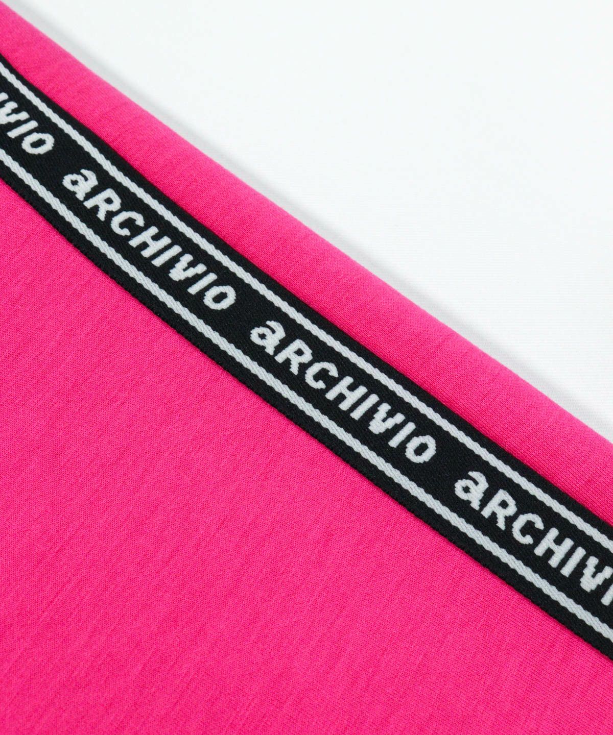 ロゴデザイン部分（ピンク）