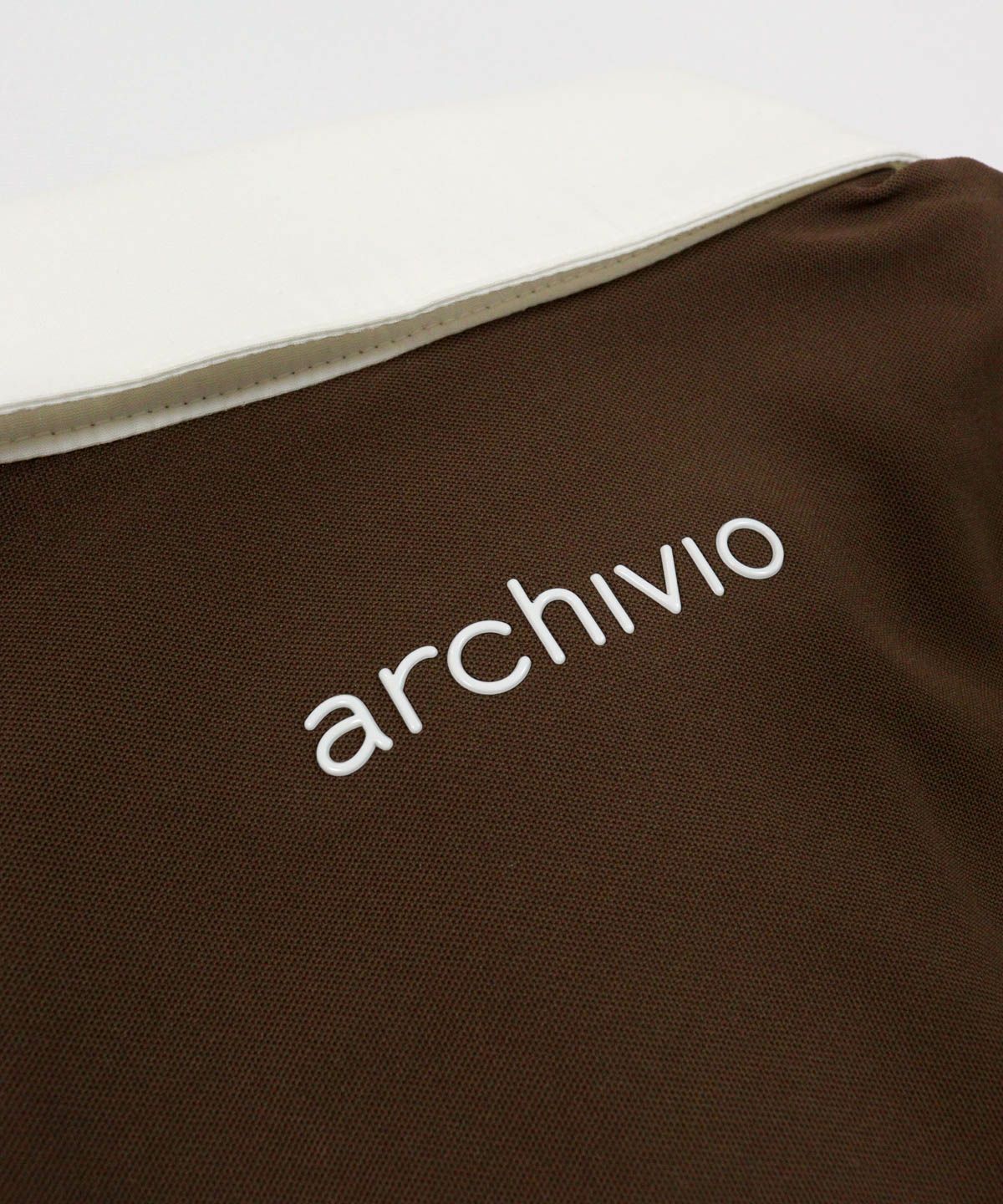 背中ロゴデザイン部分（ブラウン）