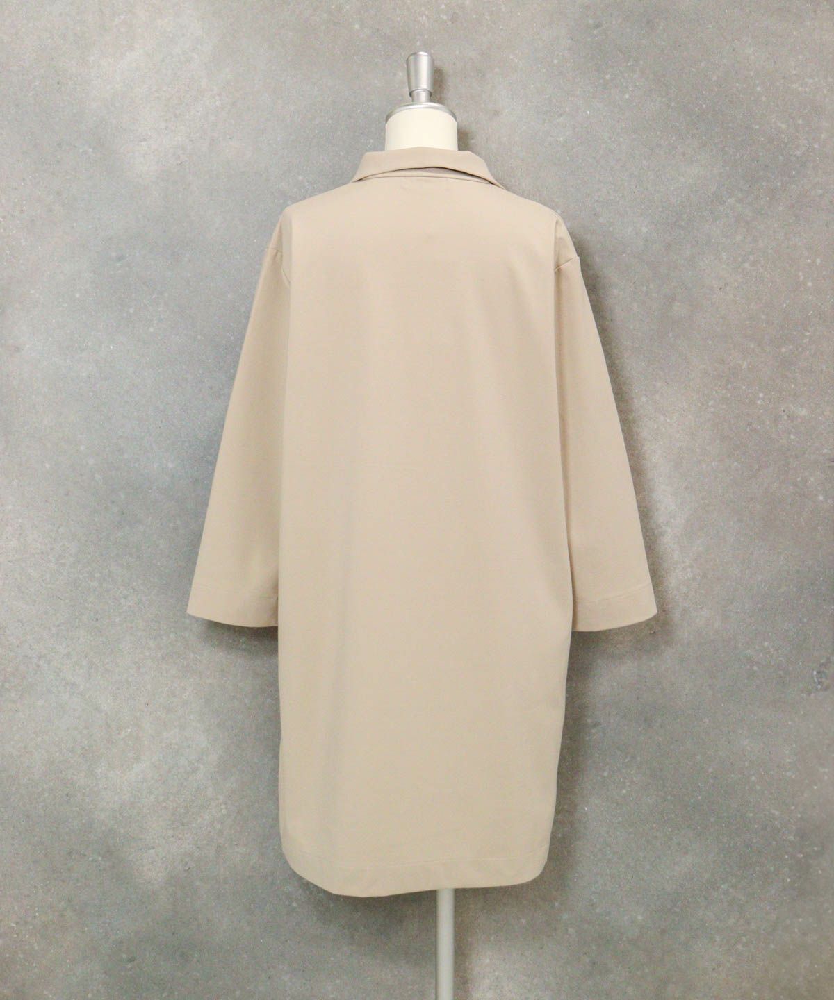 スキッパー襟七分袖冷感ワンピース（ベージュ）後ろ