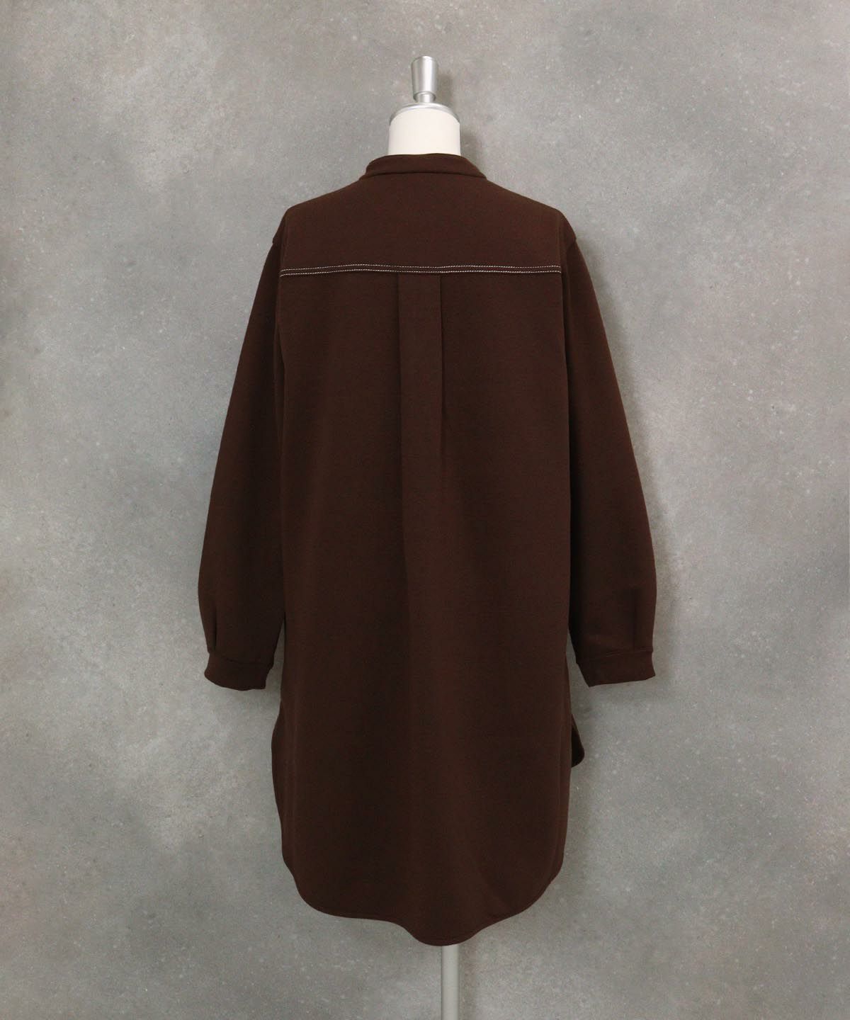 発熱保温素材ステッチブラウス(ブラウン)後ろ