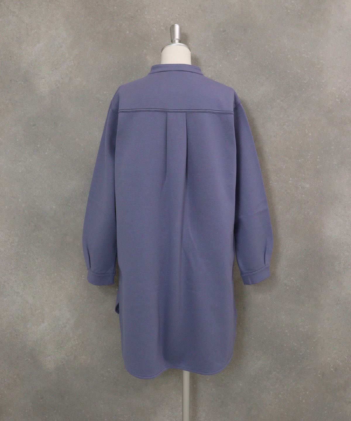 発熱保温素材ステッチブラウス(ライトブルー)後ろ