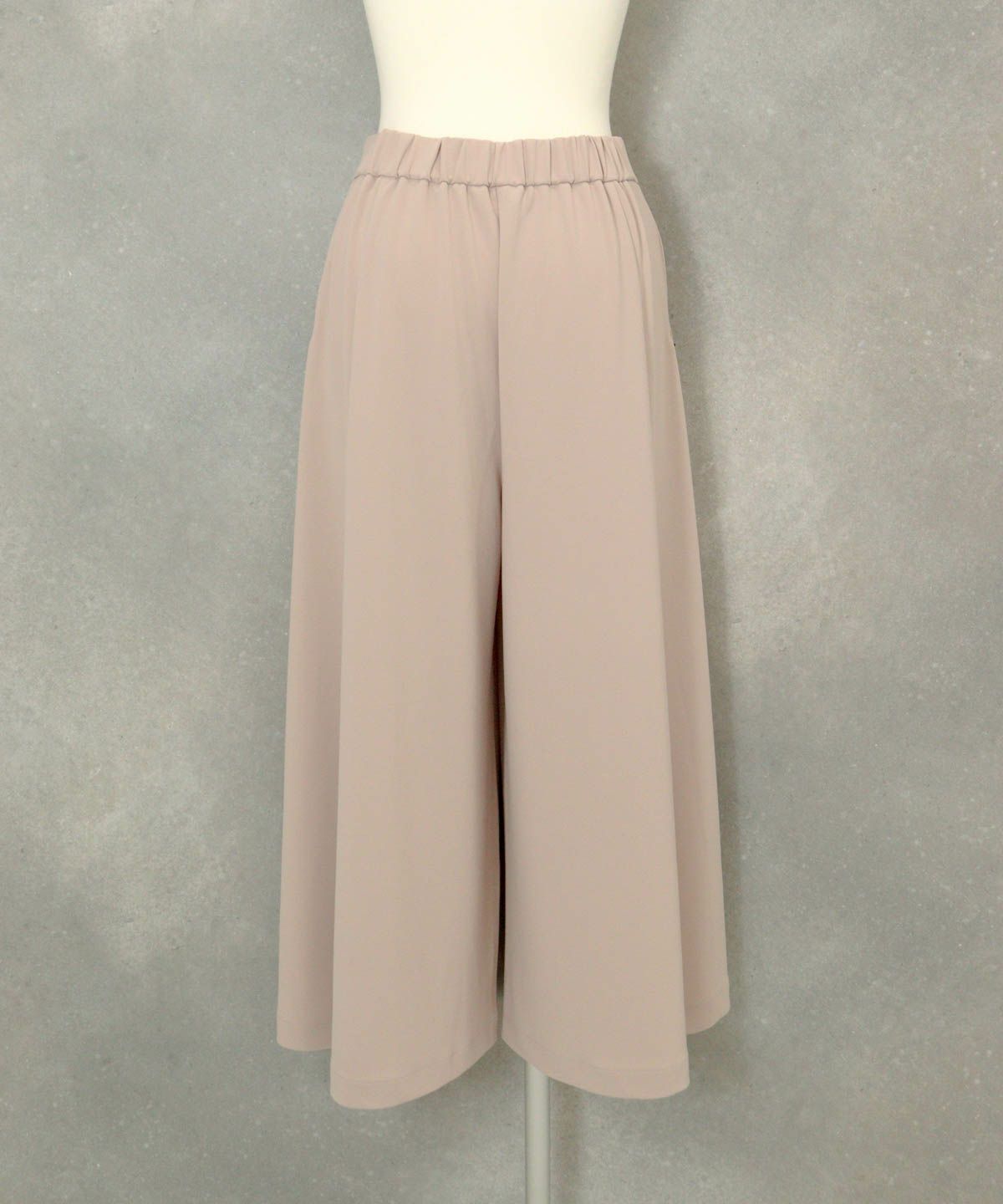 マットポンチ八分丈ワイドパンツ後（ピンクベージュ）
