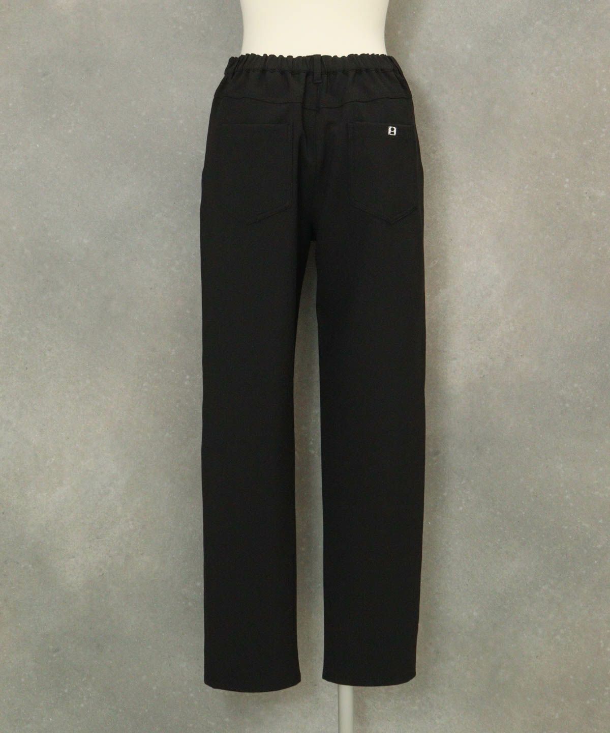 ベーシックテーパードパンツ後（ブラック）