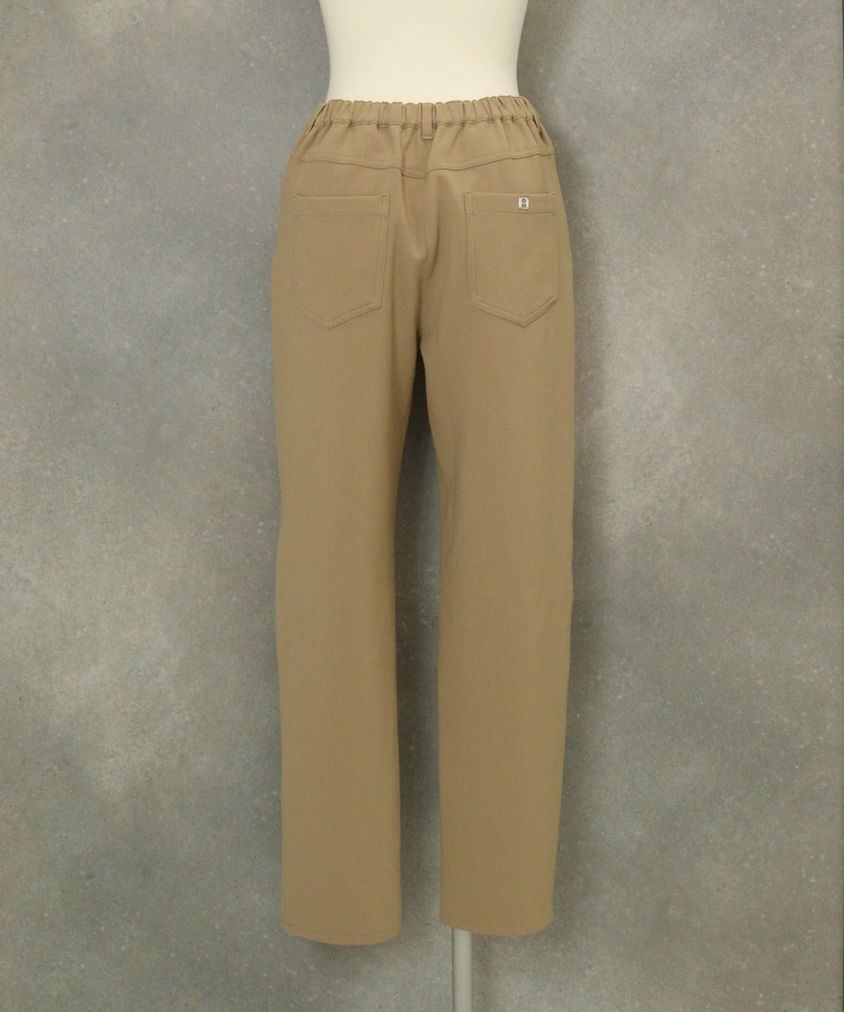 ベーシックテーパードパンツ後（キャメル）