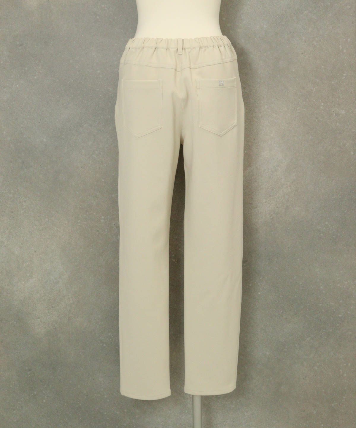 ベーシックテーパードパンツ後（ベージュ）