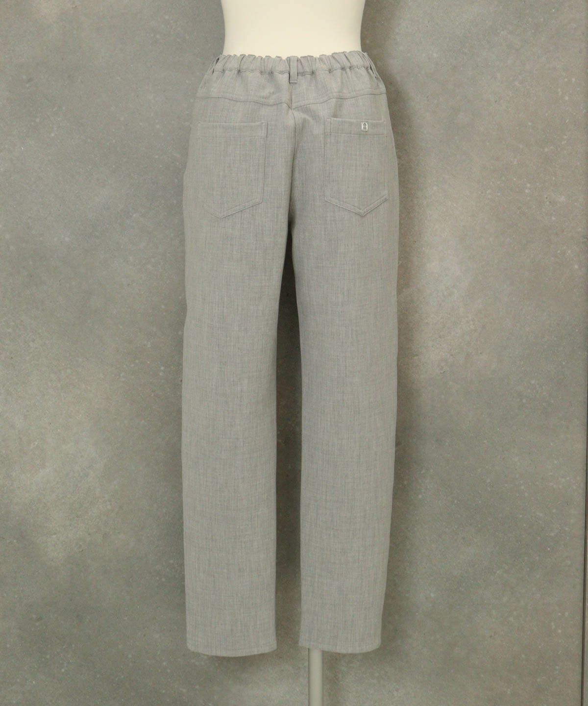 ベーシックテーパードパンツ後（ライトグレー）