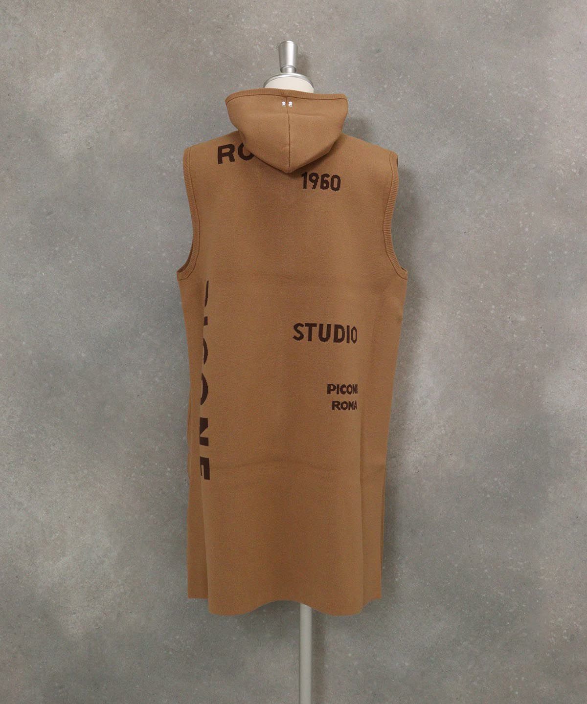 フード付ロングニットベスト(ベージュ)後ろ