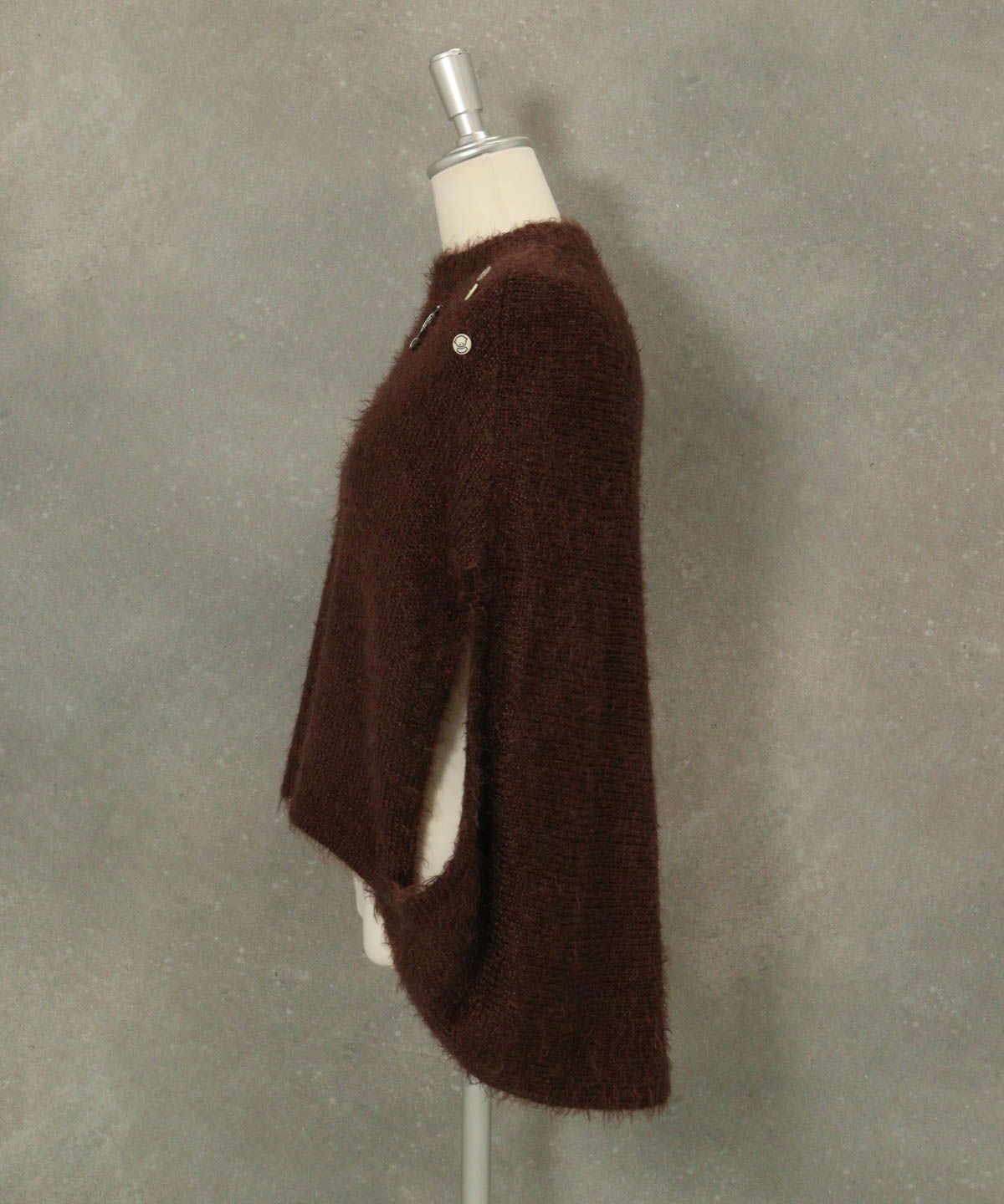 ウール混フェザーニットポンチョ横（ブラウン）