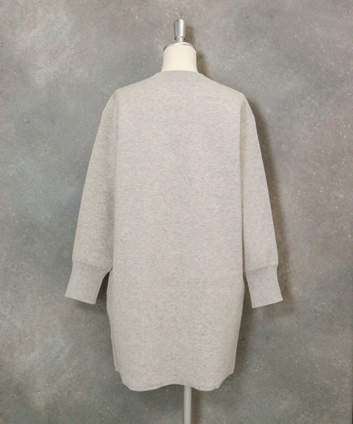 コットン混刺繍ニットチュニック後ろ（ライトグレー）