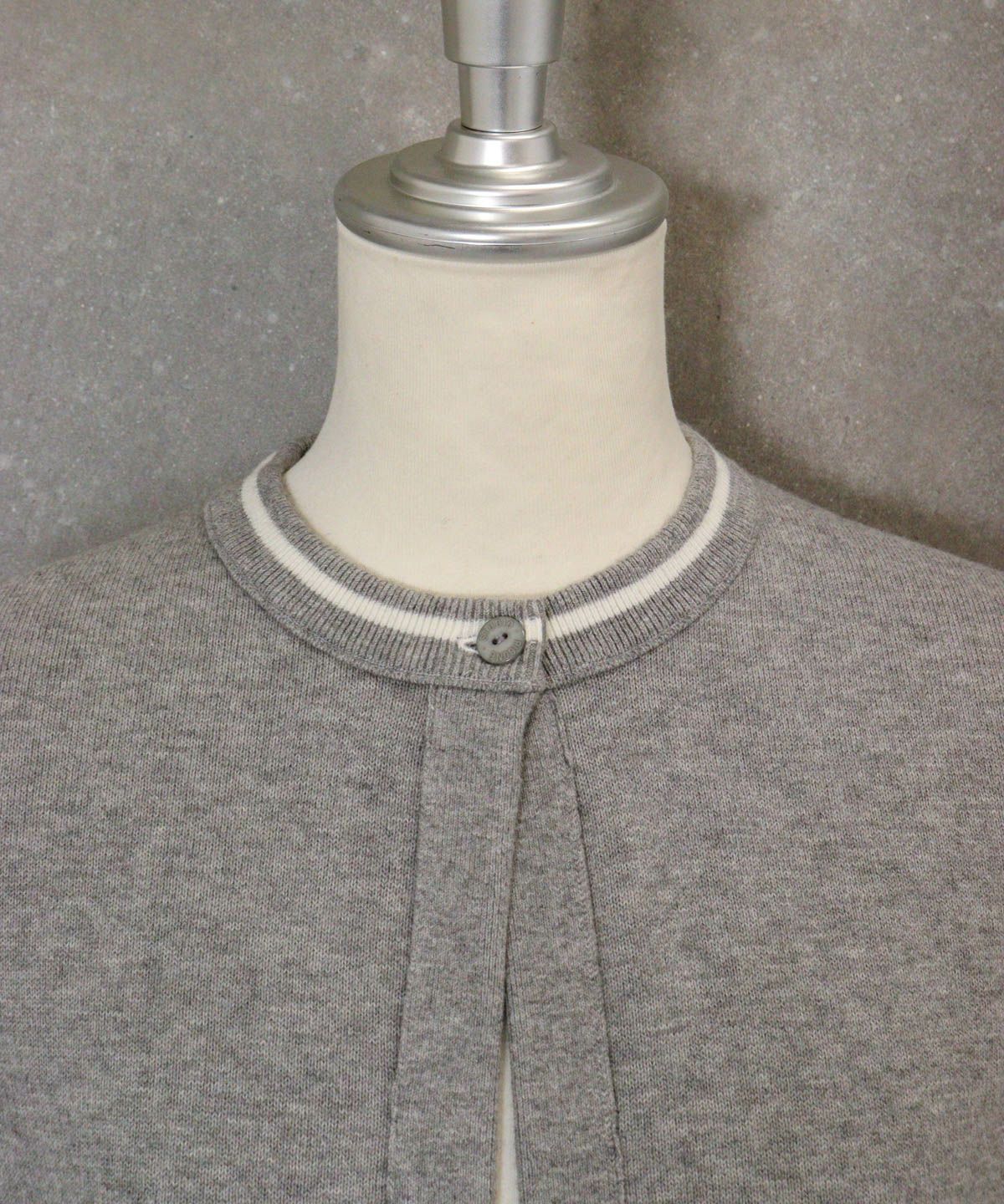 首元アップ（グレー）