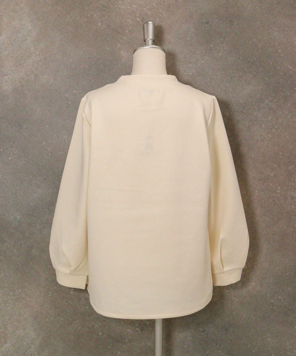 イラスト刺繍ダンボールプルオーバー後ろ（ホワイト）