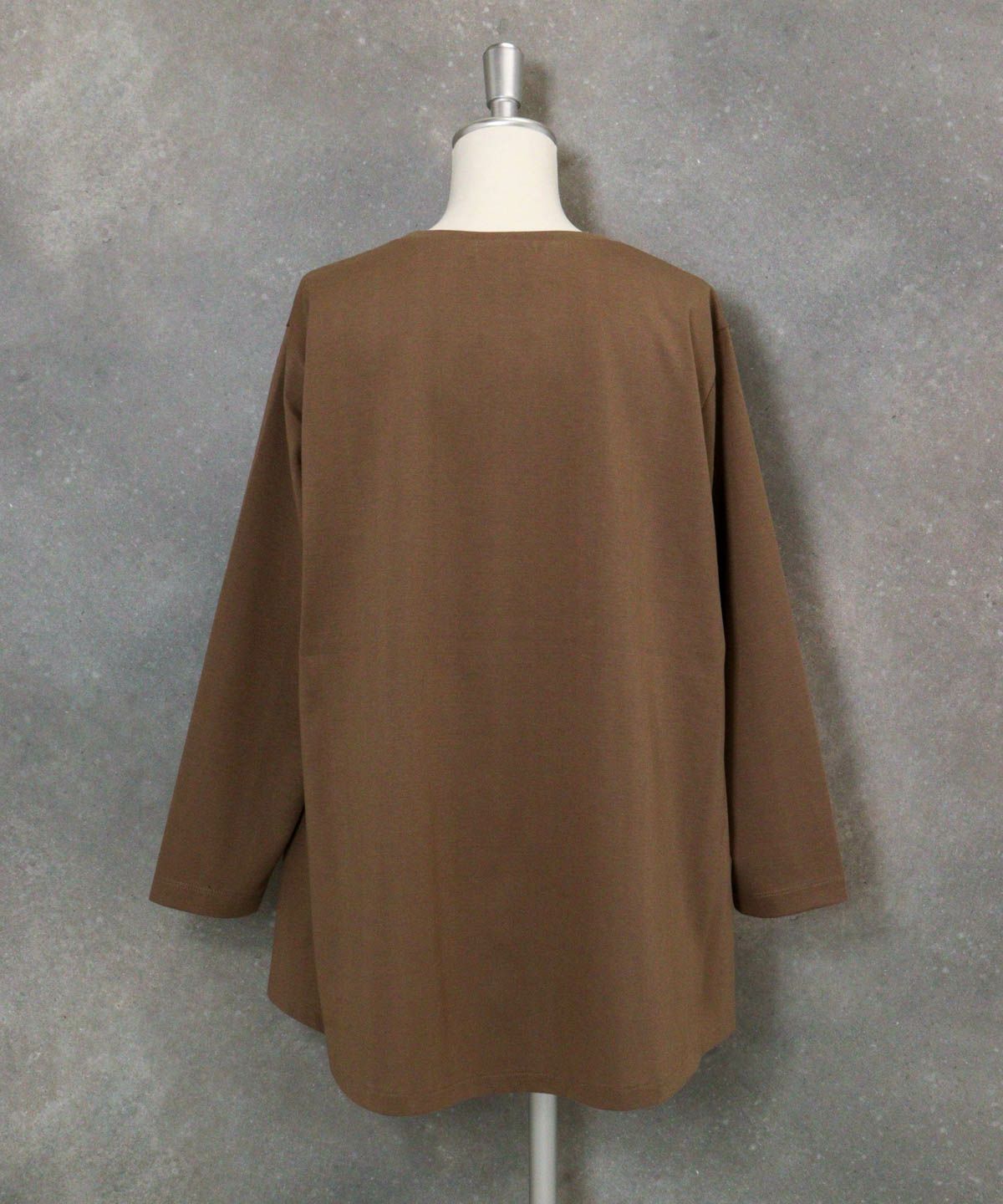 スパンコールイレギュラーヘムプルオーバー後ろ（ブラウン）