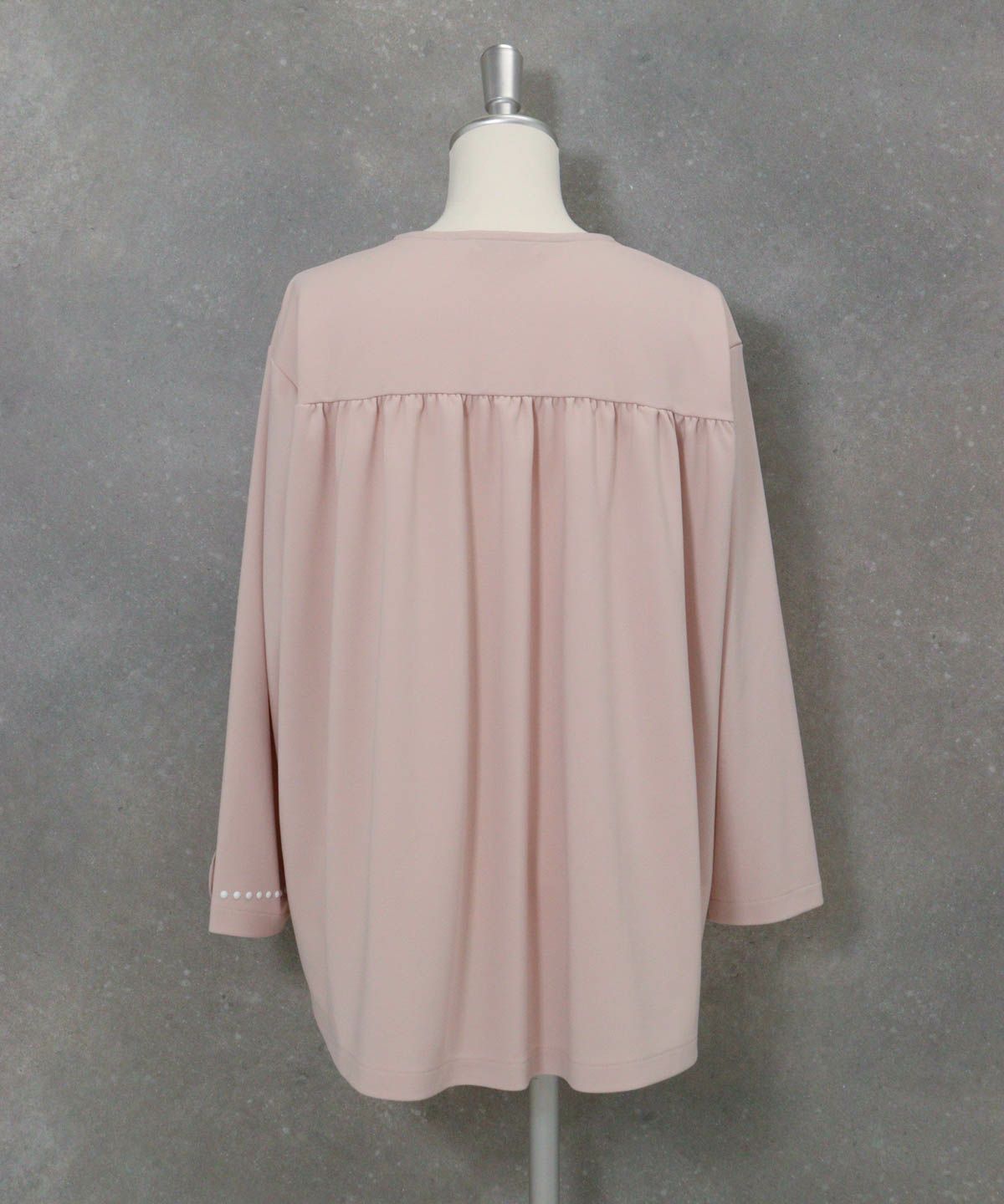 袖ワッペンバックギャザープルオーバー後（ピンク）