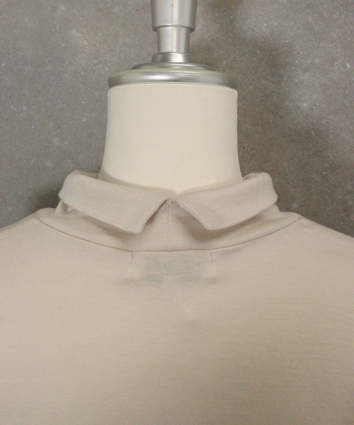 襟元後部分（ベージュ）