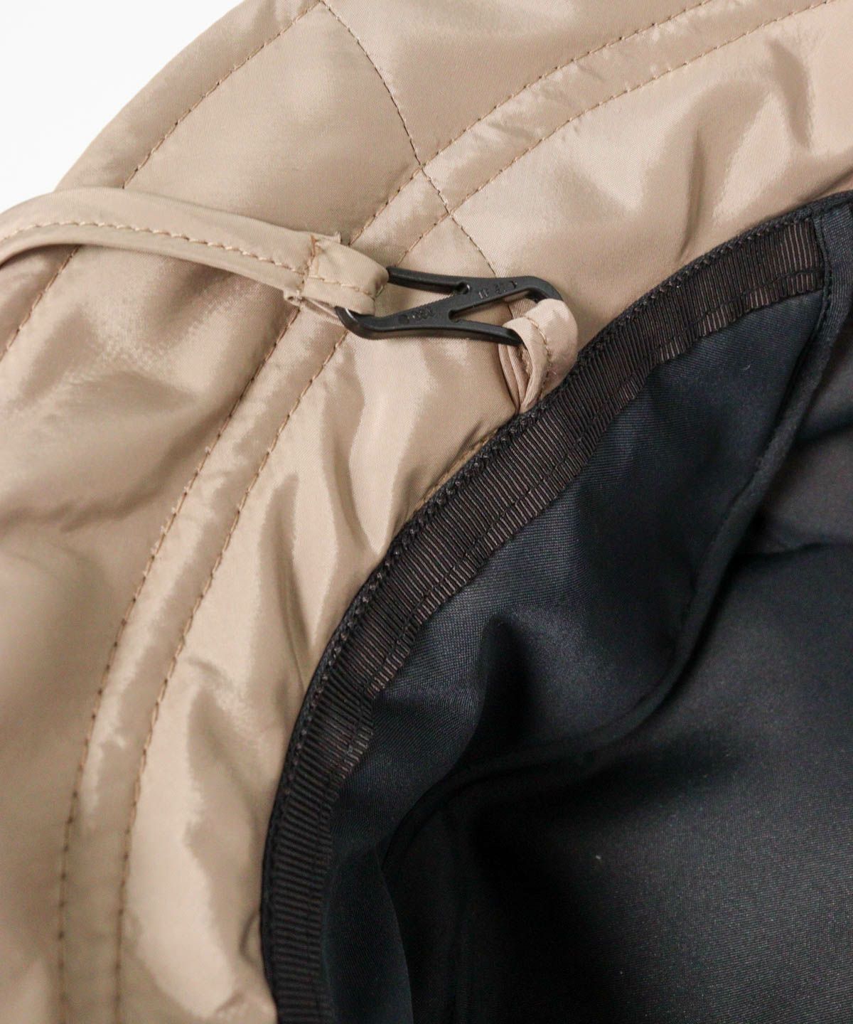 ストラップ取付部分（キャメル）